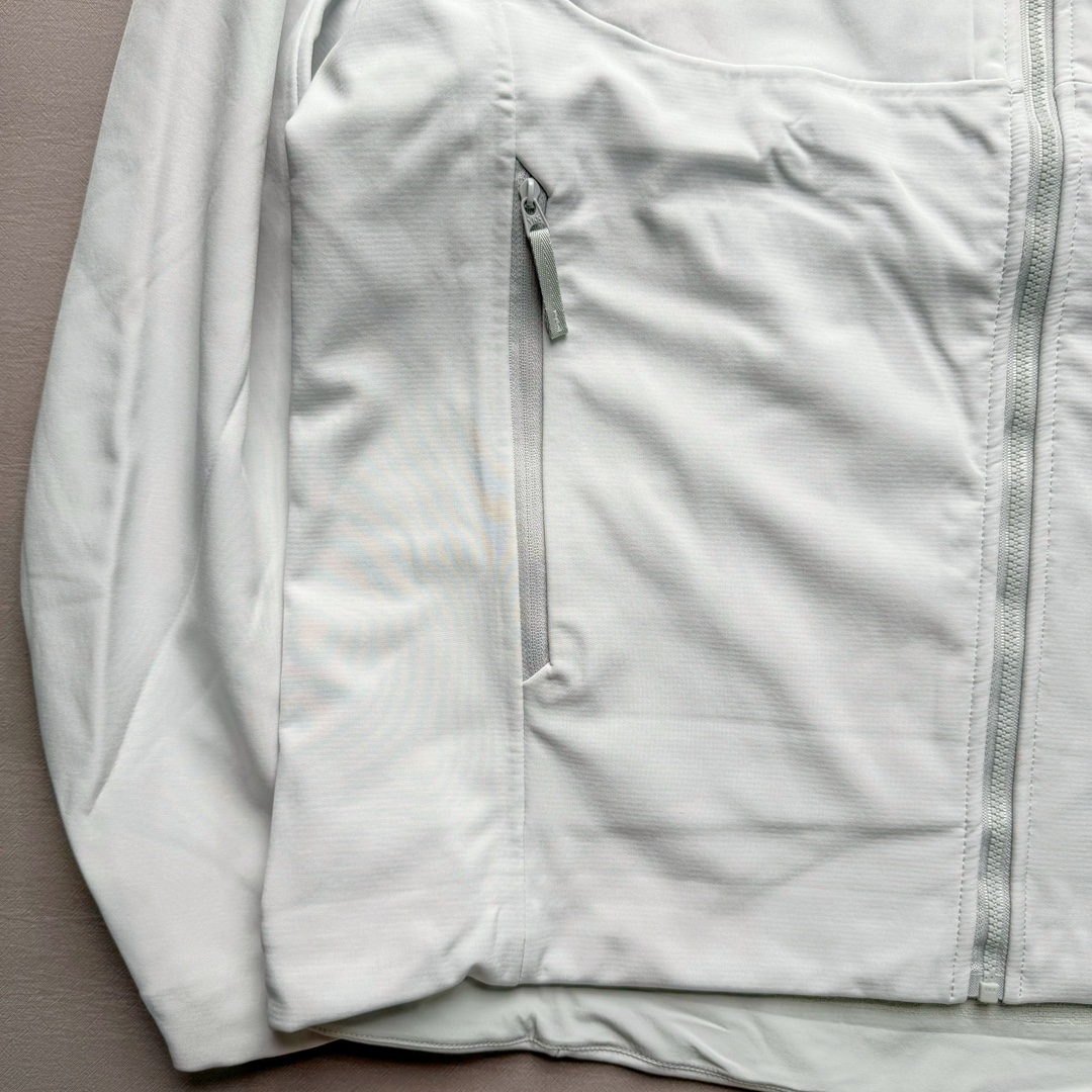 图片[10]-＃TZD Arcteryx GAMMA MX Hoody 始祖鸟户外运动抗风雪混合天气场景透气保暖耐磨连帽夹克加绒冲锋衣 软壳中的旗舰款 原版面料定织开发长达半年 正面科技涂层反面还原高克重拉绒 凸显保暖性 内里全压胶封 原版一致工艺 防水指数28000mm 区别市面各种偷工减料版 百灵达航机刺绣 实拍自鉴 尺码：S M L XL XXL-选品中心