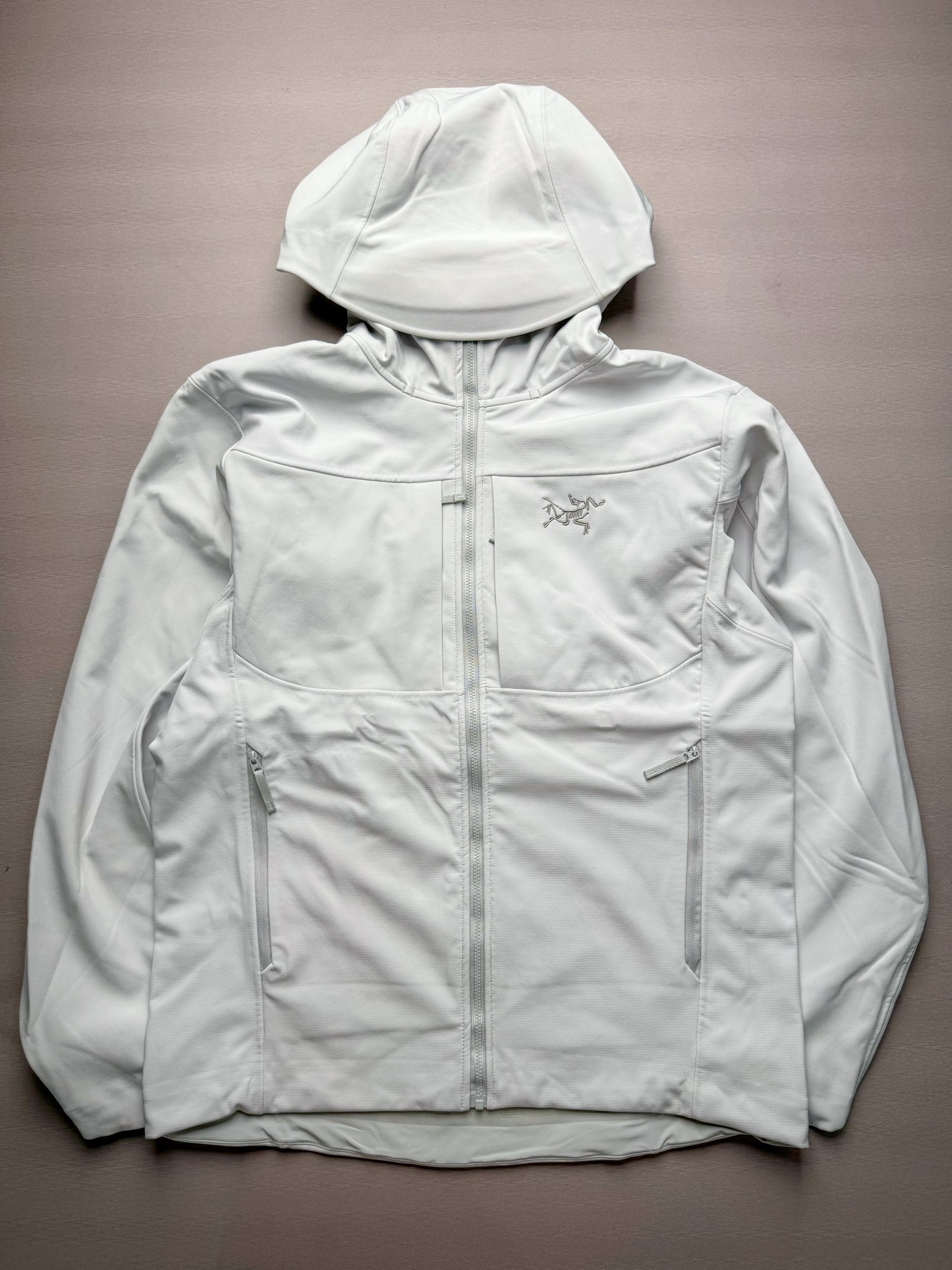 ＃TZD Arcteryx GAMMA MX Hoody 始祖鸟户外运动抗风雪混合天气场景透气保暖耐磨连帽夹克加绒冲锋衣 软壳中的旗舰款 原版面料定织开发长达半年 正面科技涂层反面还原高克重拉绒 凸显保暖性 内里全压胶封 原版一致工艺 防水指数28000mm 区别市面各种偷工减料版 百灵达航机刺绣 实拍自鉴 尺码：S M L XL XXL-选品中心