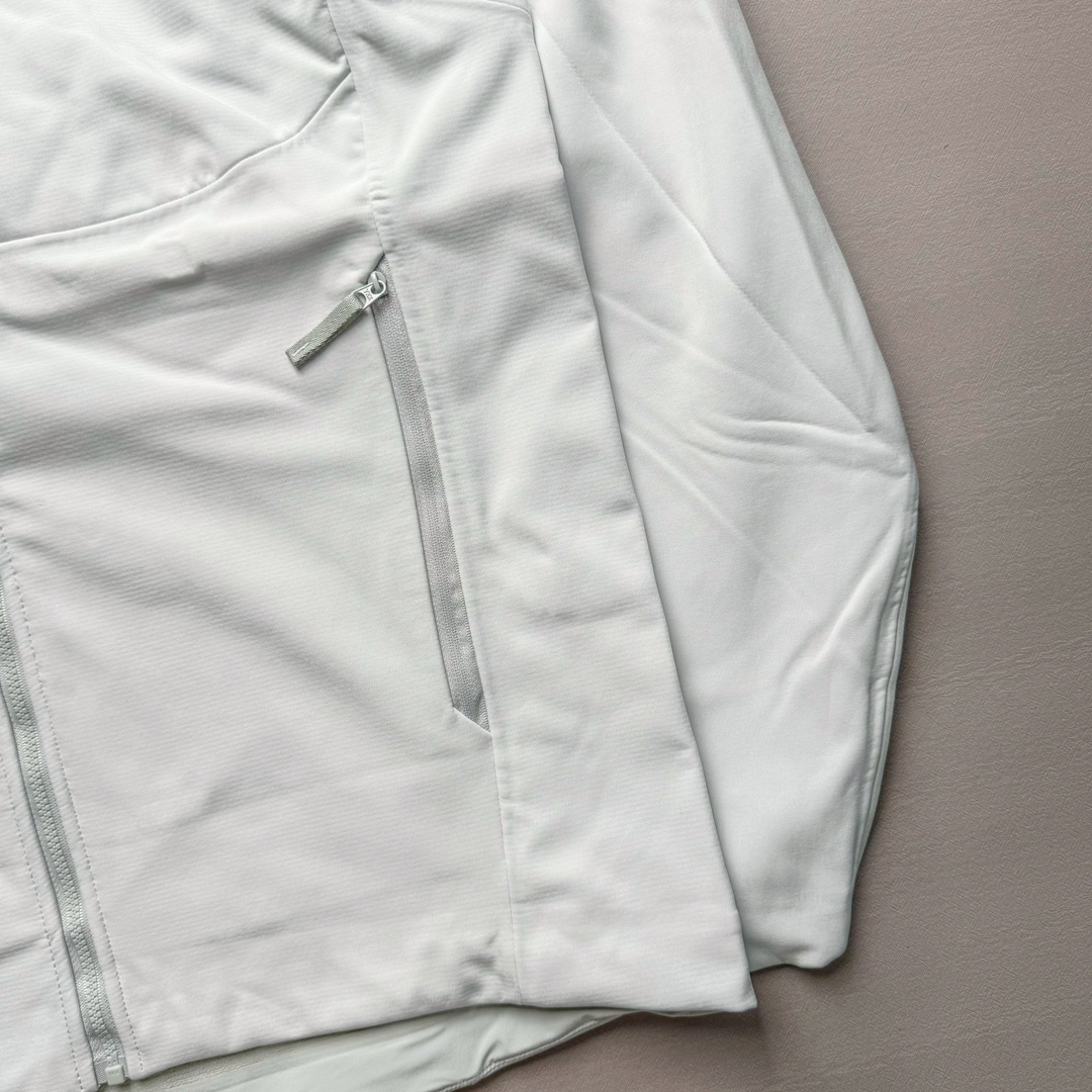 图片[6]-＃TZD Arcteryx GAMMA MX Hoody 始祖鸟户外运动抗风雪混合天气场景透气保暖耐磨连帽夹克加绒冲锋衣 软壳中的旗舰款 原版面料定织开发长达半年 正面科技涂层反面还原高克重拉绒 凸显保暖性 内里全压胶封 原版一致工艺 防水指数28000mm 区别市面各种偷工减料版 百灵达航机刺绣 实拍自鉴 尺码：S M L XL XXL-选品中心