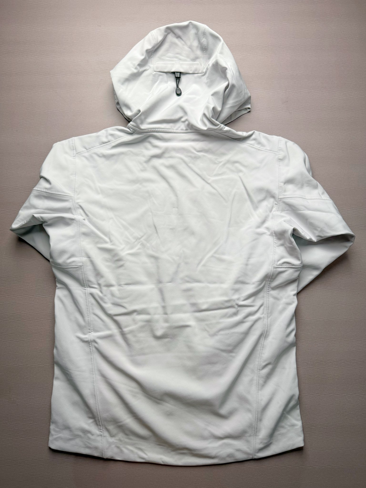 图片[2]-＃TZD Arcteryx GAMMA MX Hoody 始祖鸟户外运动抗风雪混合天气场景透气保暖耐磨连帽夹克加绒冲锋衣 软壳中的旗舰款 原版面料定织开发长达半年 正面科技涂层反面还原高克重拉绒 凸显保暖性 内里全压胶封 原版一致工艺 防水指数28000mm 区别市面各种偷工减料版 百灵达航机刺绣 实拍自鉴 尺码：S M L XL XXL-选品中心