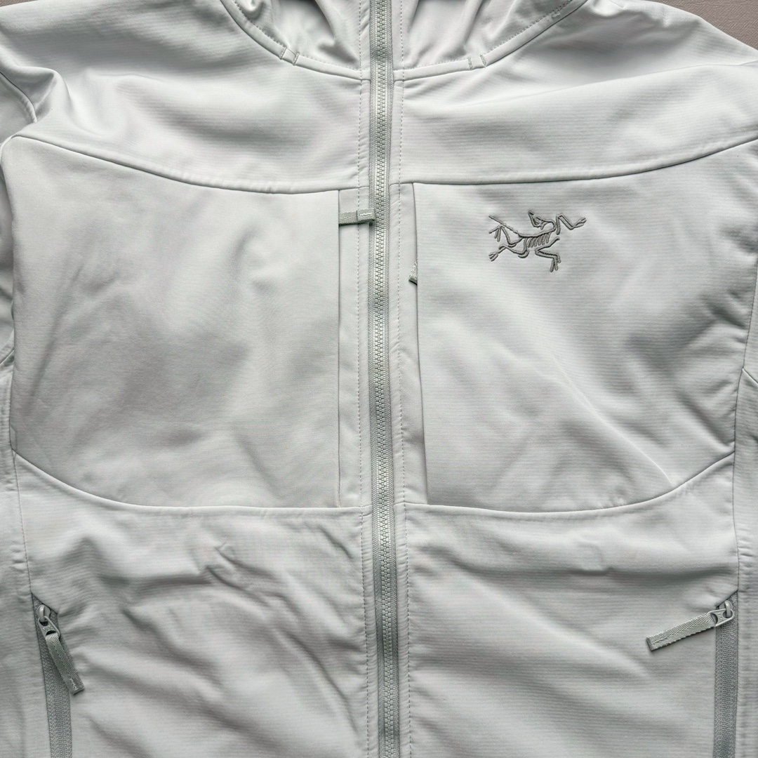 图片[8]-＃TZD Arcteryx GAMMA MX Hoody 始祖鸟户外运动抗风雪混合天气场景透气保暖耐磨连帽夹克加绒冲锋衣 软壳中的旗舰款 原版面料定织开发长达半年 正面科技涂层反面还原高克重拉绒 凸显保暖性 内里全压胶封 原版一致工艺 防水指数28000mm 区别市面各种偷工减料版 百灵达航机刺绣 实拍自鉴 尺码：S M L XL XXL-选品中心