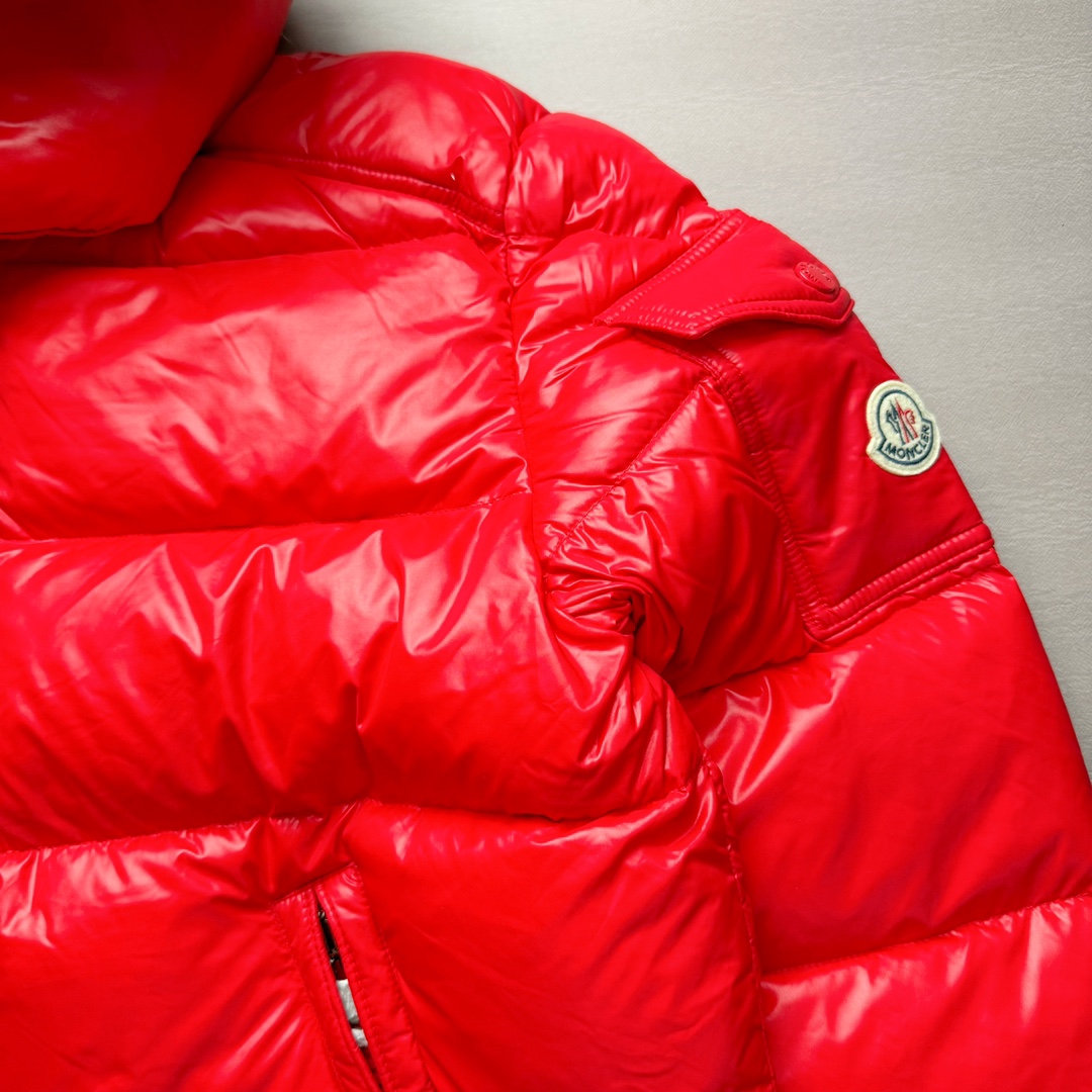 图片[9]-Moncler Maire 蒙口经典绗缝拉链亮面短款防水连帽纯色合身厚款常规款保暖羽绒服 陈奕迅同款明星同款 亮光面连帽羽绒服 可拆卸帽子 专属定制纽扣可调节 双向品牌拉链 蒙口专用镭射防伪标 上身轻盈舒适 玛雅同款的女版 市面唯一填充欧标95白鹅绒 独家使用台湾原厂尼龙内外面料 Maya玛雅女款 专柜品质 一流的工艺 原厂五金 原版洗水标 细节无可挑剔 尺码：00 0 1 2-选品中心