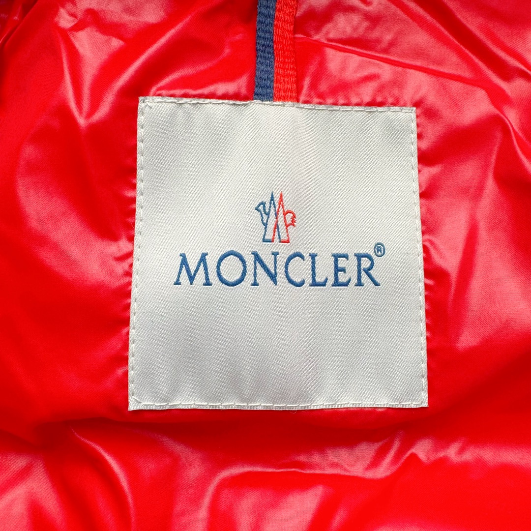 图片[14]-Moncler Maire 蒙口经典绗缝拉链亮面短款防水连帽纯色合身厚款常规款保暖羽绒服 陈奕迅同款明星同款 亮光面连帽羽绒服 可拆卸帽子 专属定制纽扣可调节 双向品牌拉链 蒙口专用镭射防伪标 上身轻盈舒适 玛雅同款的女版 市面唯一填充欧标95白鹅绒 独家使用台湾原厂尼龙内外面料 Maya玛雅女款 专柜品质 一流的工艺 原厂五金 原版洗水标 细节无可挑剔 尺码：00 0 1 2-选品中心