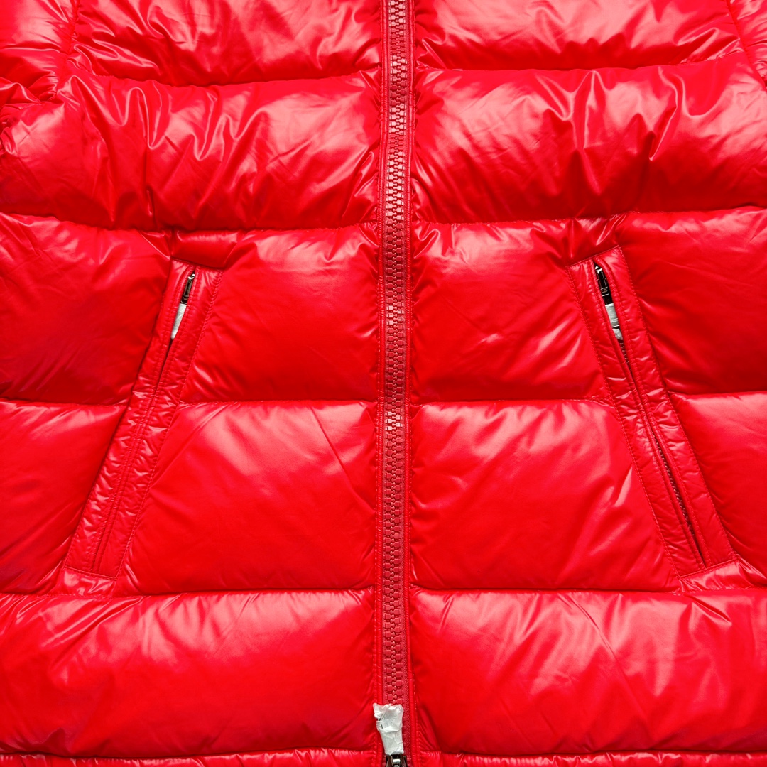 图片[7]-Moncler Maire 蒙口经典绗缝拉链亮面短款防水连帽纯色合身厚款常规款保暖羽绒服 陈奕迅同款明星同款 亮光面连帽羽绒服 可拆卸帽子 专属定制纽扣可调节 双向品牌拉链 蒙口专用镭射防伪标 上身轻盈舒适 玛雅同款的女版 市面唯一填充欧标95白鹅绒 独家使用台湾原厂尼龙内外面料 Maya玛雅女款 专柜品质 一流的工艺 原厂五金 原版洗水标 细节无可挑剔 尺码：00 0 1 2-选品中心