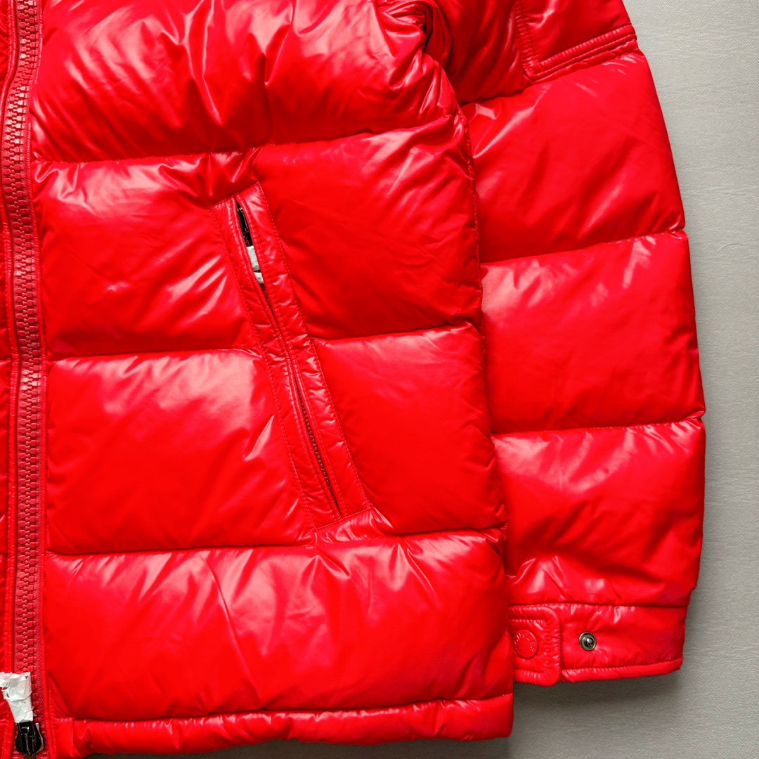 图片[6]-Moncler Maire 蒙口经典绗缝拉链亮面短款防水连帽纯色合身厚款常规款保暖羽绒服 陈奕迅同款明星同款 亮光面连帽羽绒服 可拆卸帽子 专属定制纽扣可调节 双向品牌拉链 蒙口专用镭射防伪标 上身轻盈舒适 玛雅同款的女版 市面唯一填充欧标95白鹅绒 独家使用台湾原厂尼龙内外面料 Maya玛雅女款 专柜品质 一流的工艺 原厂五金 原版洗水标 细节无可挑剔 尺码：00 0 1 2-选品中心