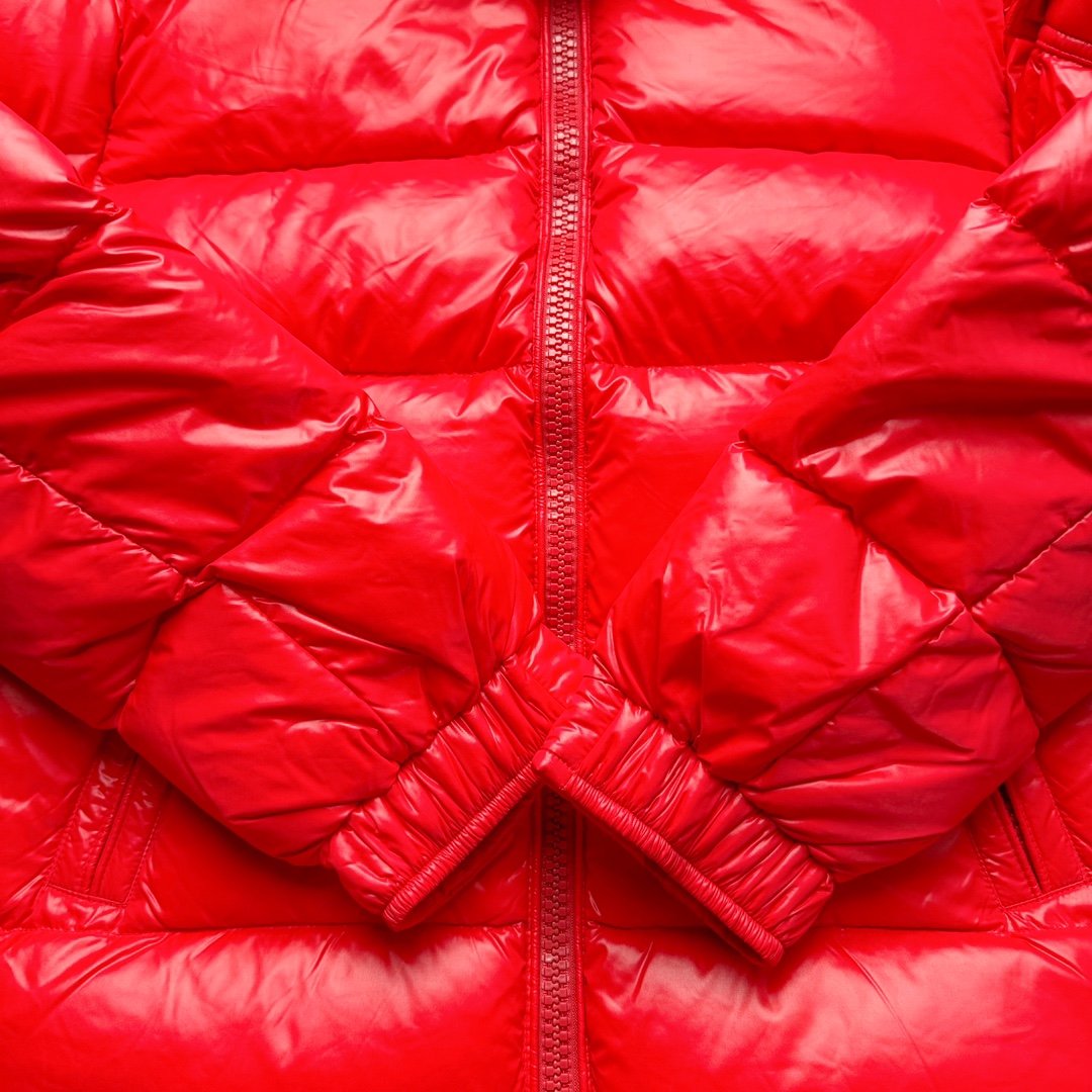 图片[8]-Moncler Maire 蒙口经典绗缝拉链亮面短款防水连帽纯色合身厚款常规款保暖羽绒服 陈奕迅同款明星同款 亮光面连帽羽绒服 可拆卸帽子 专属定制纽扣可调节 双向品牌拉链 蒙口专用镭射防伪标 上身轻盈舒适 玛雅同款的女版 市面唯一填充欧标95白鹅绒 独家使用台湾原厂尼龙内外面料 Maya玛雅女款 专柜品质 一流的工艺 原厂五金 原版洗水标 细节无可挑剔 尺码：00 0 1 2-选品中心