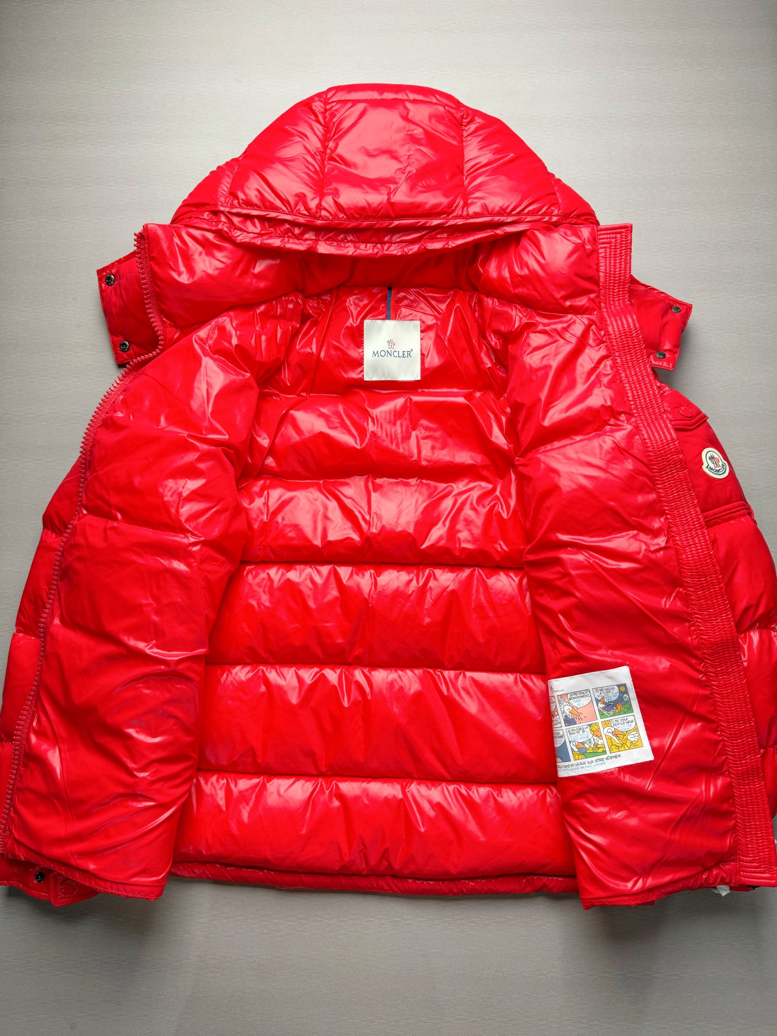 图片[3]-Moncler Maire 蒙口经典绗缝拉链亮面短款防水连帽纯色合身厚款常规款保暖羽绒服 陈奕迅同款明星同款 亮光面连帽羽绒服 可拆卸帽子 专属定制纽扣可调节 双向品牌拉链 蒙口专用镭射防伪标 上身轻盈舒适 玛雅同款的女版 市面唯一填充欧标95白鹅绒 独家使用台湾原厂尼龙内外面料 Maya玛雅女款 专柜品质 一流的工艺 原厂五金 原版洗水标 细节无可挑剔 尺码：00 0 1 2-选品中心