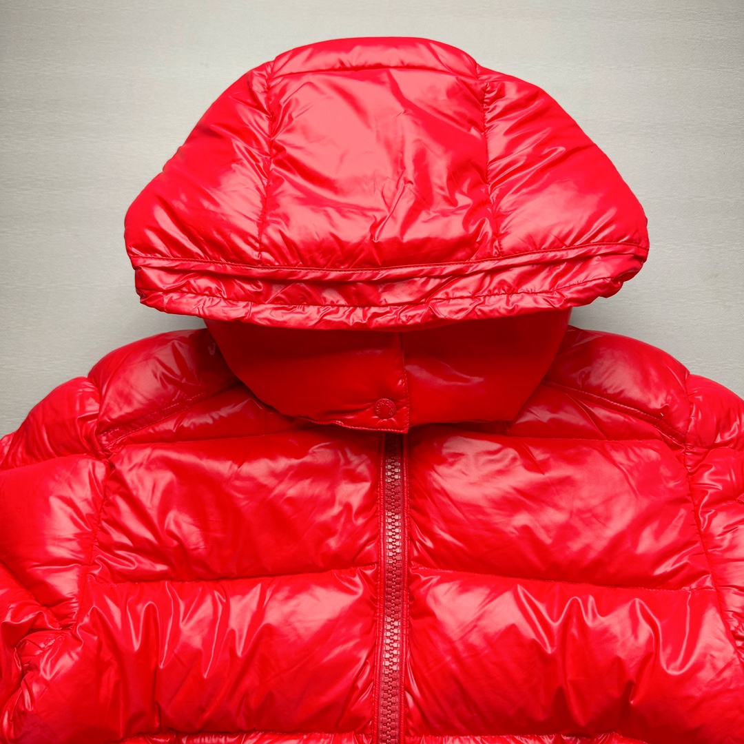 图片[4]-Moncler Maire 蒙口经典绗缝拉链亮面短款防水连帽纯色合身厚款常规款保暖羽绒服 陈奕迅同款明星同款 亮光面连帽羽绒服 可拆卸帽子 专属定制纽扣可调节 双向品牌拉链 蒙口专用镭射防伪标 上身轻盈舒适 玛雅同款的女版 市面唯一填充欧标95白鹅绒 独家使用台湾原厂尼龙内外面料 Maya玛雅女款 专柜品质 一流的工艺 原厂五金 原版洗水标 细节无可挑剔 尺码：00 0 1 2-选品中心