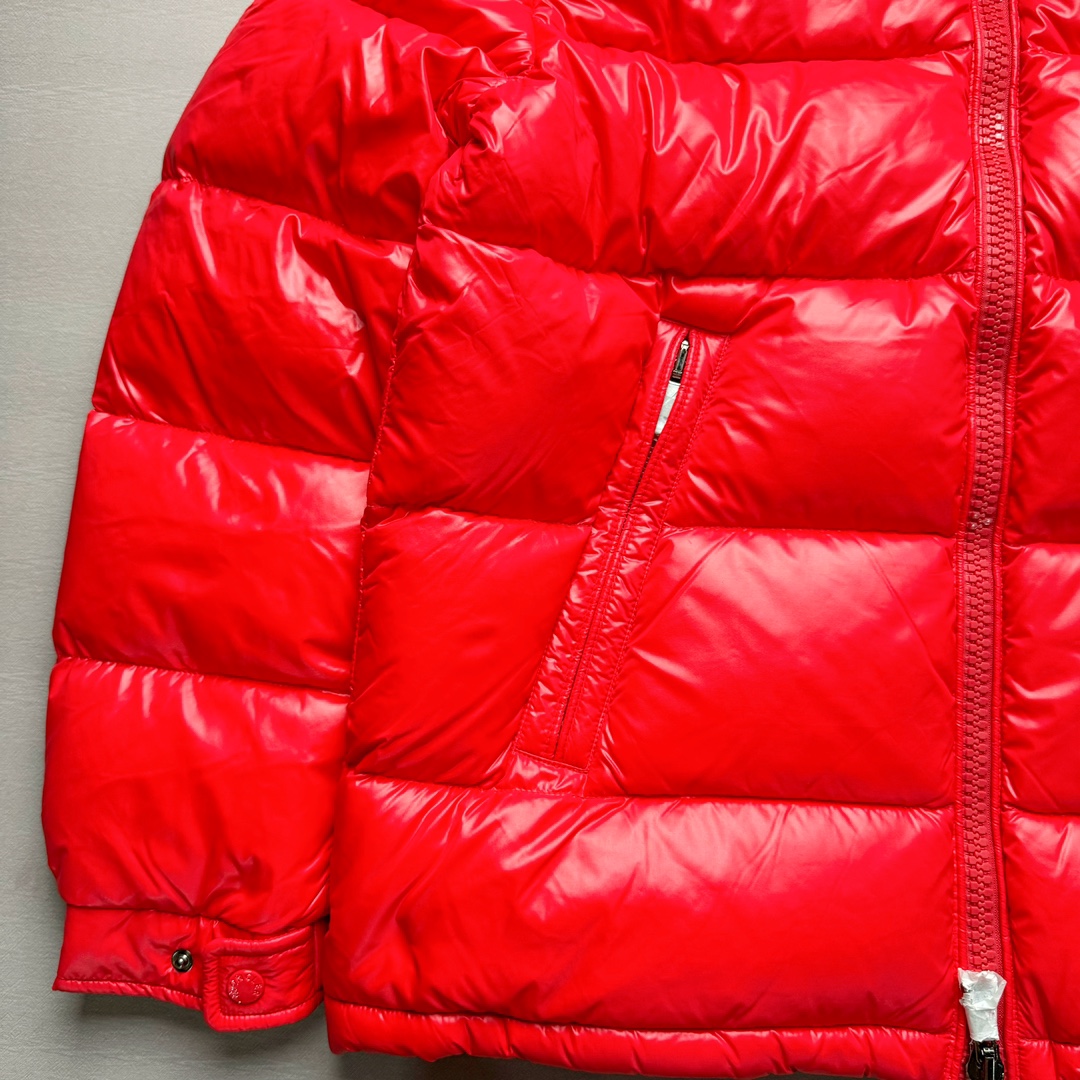 图片[5]-Moncler Maire 蒙口经典绗缝拉链亮面短款防水连帽纯色合身厚款常规款保暖羽绒服 陈奕迅同款明星同款 亮光面连帽羽绒服 可拆卸帽子 专属定制纽扣可调节 双向品牌拉链 蒙口专用镭射防伪标 上身轻盈舒适 玛雅同款的女版 市面唯一填充欧标95白鹅绒 独家使用台湾原厂尼龙内外面料 Maya玛雅女款 专柜品质 一流的工艺 原厂五金 原版洗水标 细节无可挑剔 尺码：00 0 1 2-选品中心