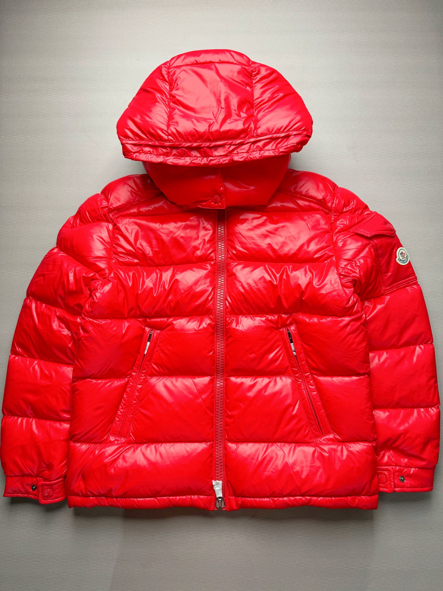 Moncler Maire 蒙口经典绗缝拉链亮面短款防水连帽纯色合身厚款常规款保暖羽绒服 陈奕迅同款明星同款 亮光面连帽羽绒服 可拆卸帽子 专属定制纽扣可调节 双向品牌拉链 蒙口专用镭射防伪标 上身轻盈舒适 玛雅同款的女版 市面唯一填充欧标95白鹅绒 独家使用台湾原厂尼龙内外面料 Maya玛雅女款 专柜品质 一流的工艺 原厂五金 原版洗水标 细节无可挑剔 尺码:00 0 1 2-选品中心