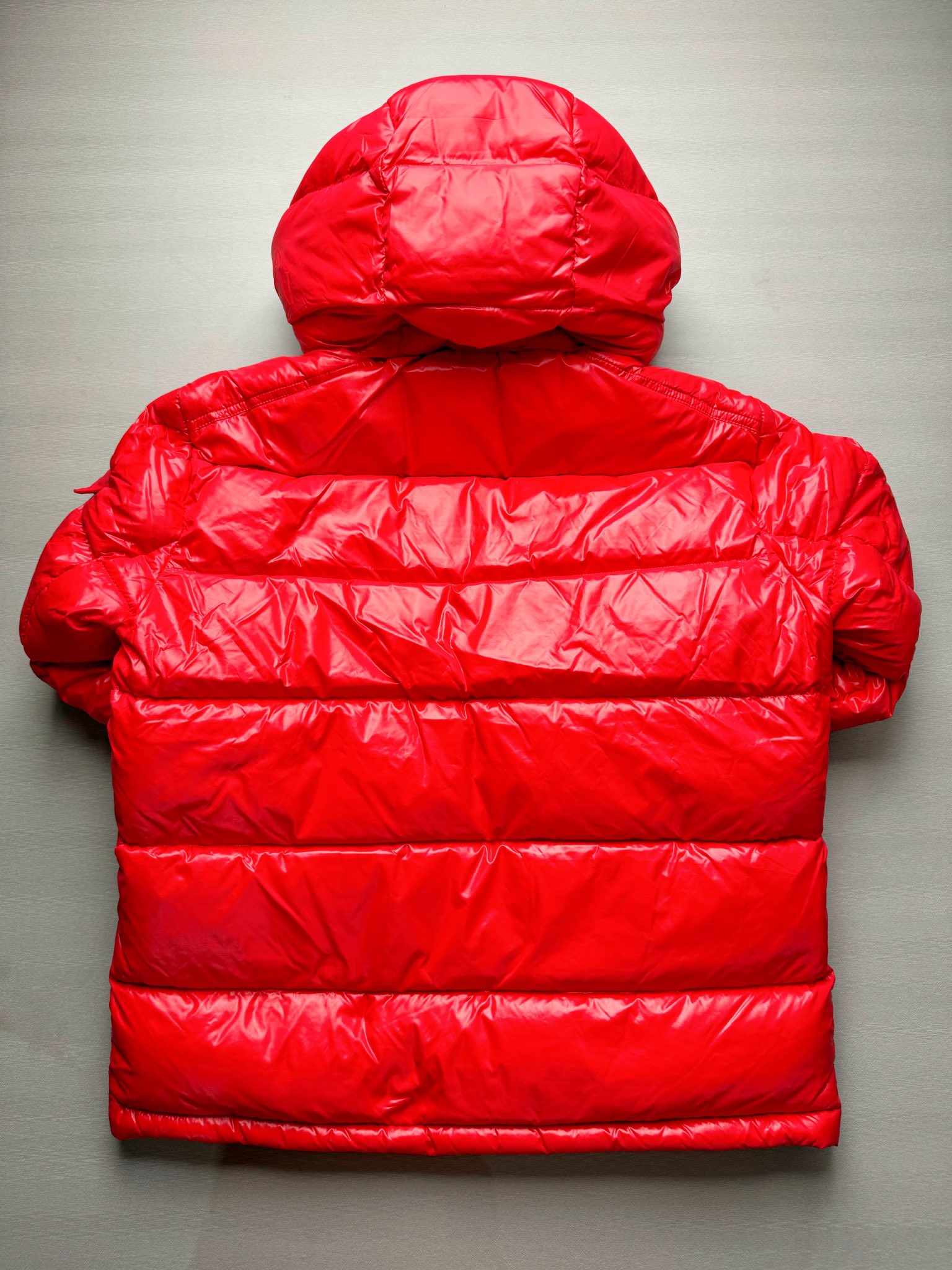 图片[2]-Moncler Maire 蒙口经典绗缝拉链亮面短款防水连帽纯色合身厚款常规款保暖羽绒服 陈奕迅同款明星同款 亮光面连帽羽绒服 可拆卸帽子 专属定制纽扣可调节 双向品牌拉链 蒙口专用镭射防伪标 上身轻盈舒适 玛雅同款的女版 市面唯一填充欧标95白鹅绒 独家使用台湾原厂尼龙内外面料 Maya玛雅女款 专柜品质 一流的工艺 原厂五金 原版洗水标 细节无可挑剔 尺码：00 0 1 2-选品中心