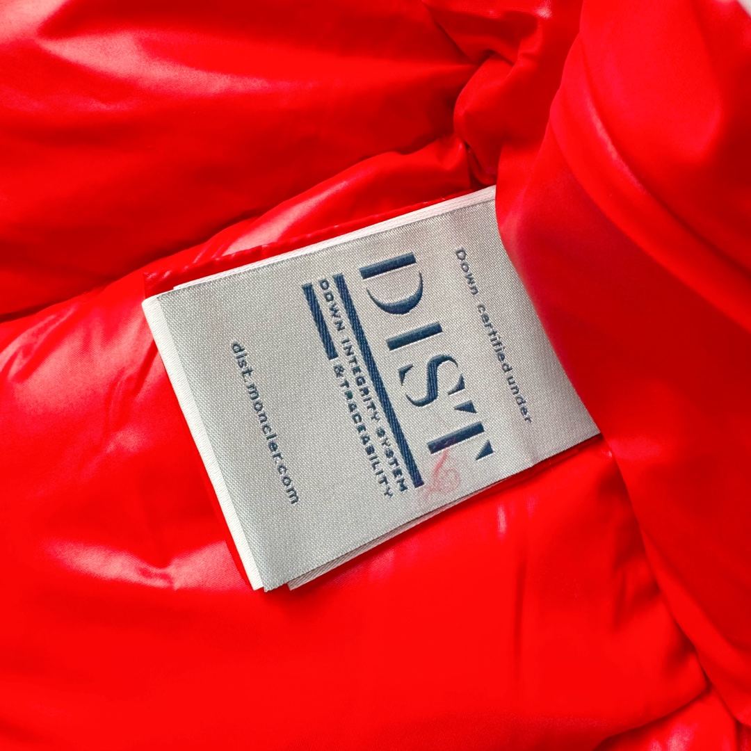 图片[13]-Moncler Maire 蒙口经典绗缝拉链亮面短款防水连帽纯色合身厚款常规款保暖羽绒服 陈奕迅同款明星同款 亮光面连帽羽绒服 可拆卸帽子 专属定制纽扣可调节 双向品牌拉链 蒙口专用镭射防伪标 上身轻盈舒适 玛雅同款的女版 市面唯一填充欧标95白鹅绒 独家使用台湾原厂尼龙内外面料 Maya玛雅女款 专柜品质 一流的工艺 原厂五金 原版洗水标 细节无可挑剔 尺码：00 0 1 2-选品中心