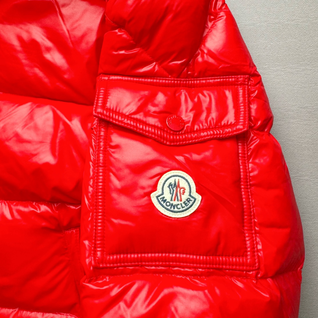 图片[10]-Moncler Maire 蒙口经典绗缝拉链亮面短款防水连帽纯色合身厚款常规款保暖羽绒服 陈奕迅同款明星同款 亮光面连帽羽绒服 可拆卸帽子 专属定制纽扣可调节 双向品牌拉链 蒙口专用镭射防伪标 上身轻盈舒适 玛雅同款的女版 市面唯一填充欧标95白鹅绒 独家使用台湾原厂尼龙内外面料 Maya玛雅女款 专柜品质 一流的工艺 原厂五金 原版洗水标 细节无可挑剔 尺码：00 0 1 2-选品中心