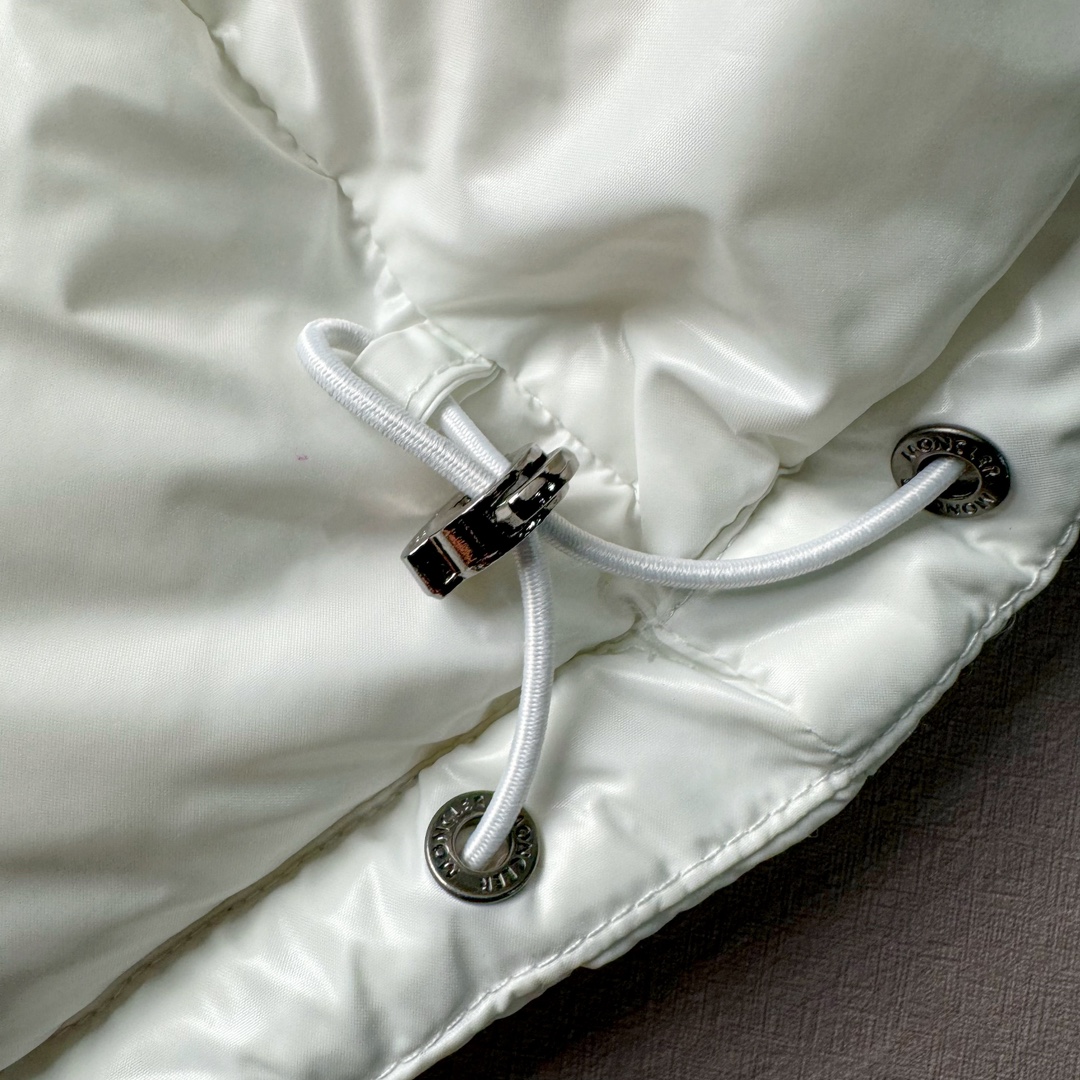 图片[14]-Moncler Maire 蒙口经典绗缝拉链亮面短款防水连帽纯色合身厚款常规款保暖羽绒服 陈奕迅同款明星同款 亮光面连帽羽绒服 可拆卸帽子 专属定制纽扣可调节 双向品牌拉链 蒙口专用镭射防伪标 上身轻盈舒适 玛雅同款的女版 市面唯一填充欧标95白鹅绒 独家使用台湾原厂尼龙内外面料 Maya玛雅女款 专柜品质 一流的工艺 原厂五金 原版洗水标 细节无可挑剔 尺码：00 0 1 2-选品中心