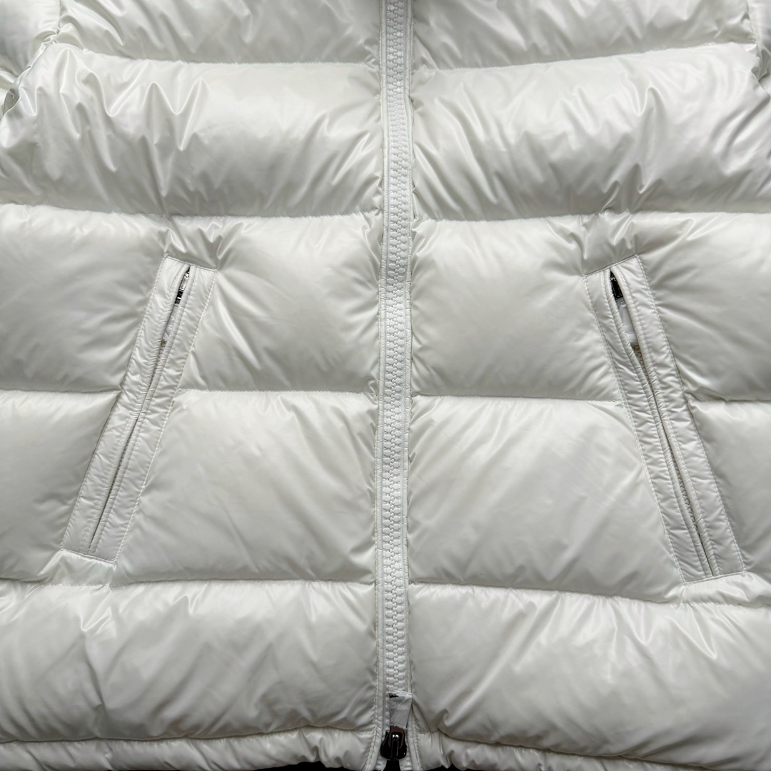 图片[11]-Moncler Maire 蒙口经典绗缝拉链亮面短款防水连帽纯色合身厚款常规款保暖羽绒服 陈奕迅同款明星同款 亮光面连帽羽绒服 可拆卸帽子 专属定制纽扣可调节 双向品牌拉链 蒙口专用镭射防伪标 上身轻盈舒适 玛雅同款的女版 市面唯一填充欧标95白鹅绒 独家使用台湾原厂尼龙内外面料 Maya玛雅女款 专柜品质 一流的工艺 原厂五金 原版洗水标 细节无可挑剔 尺码：00 0 1 2-选品中心