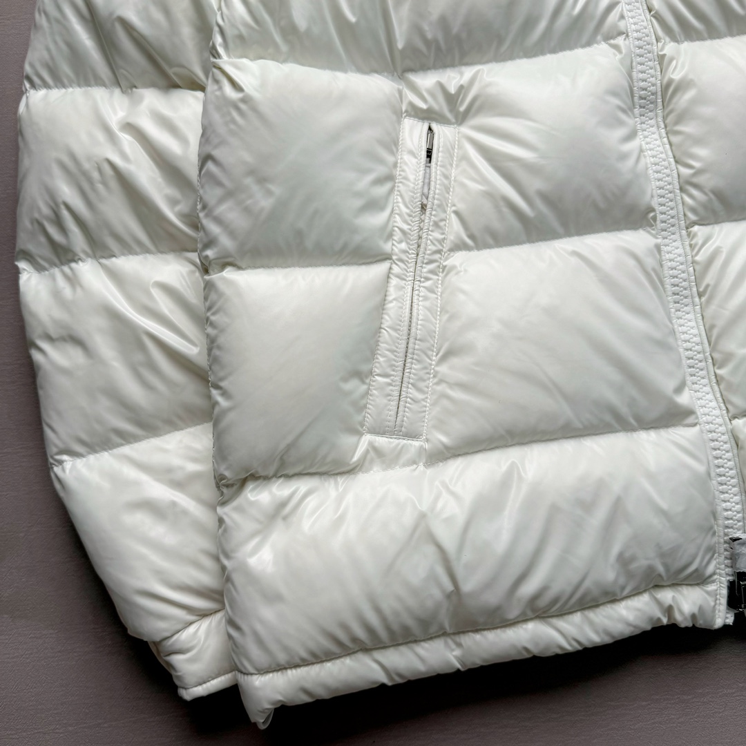 图片[5]-Moncler Maire 蒙口经典绗缝拉链亮面短款防水连帽纯色合身厚款常规款保暖羽绒服 陈奕迅同款明星同款 亮光面连帽羽绒服 可拆卸帽子 专属定制纽扣可调节 双向品牌拉链 蒙口专用镭射防伪标 上身轻盈舒适 玛雅同款的女版 市面唯一填充欧标95白鹅绒 独家使用台湾原厂尼龙内外面料 Maya玛雅女款 专柜品质 一流的工艺 原厂五金 原版洗水标 细节无可挑剔 尺码：00 0 1 2-选品中心