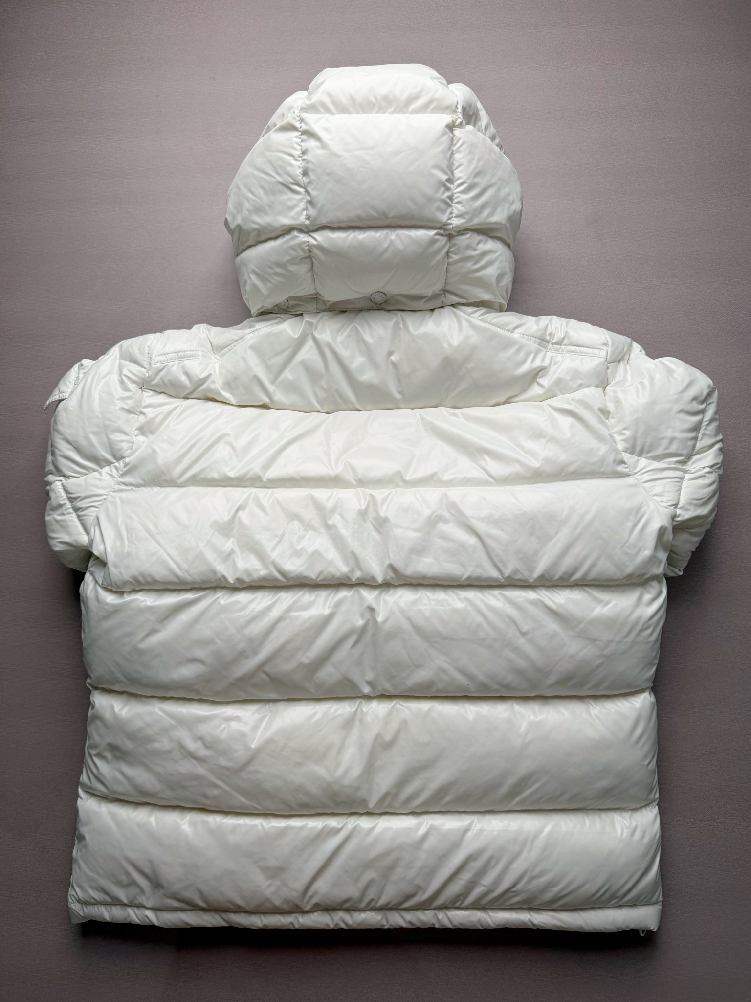 图片[2]-Moncler Maire 蒙口经典绗缝拉链亮面短款防水连帽纯色合身厚款常规款保暖羽绒服 陈奕迅同款明星同款 亮光面连帽羽绒服 可拆卸帽子 专属定制纽扣可调节 双向品牌拉链 蒙口专用镭射防伪标 上身轻盈舒适 玛雅同款的女版 市面唯一填充欧标95白鹅绒 独家使用台湾原厂尼龙内外面料 Maya玛雅女款 专柜品质 一流的工艺 原厂五金 原版洗水标 细节无可挑剔 尺码：00 0 1 2-选品中心