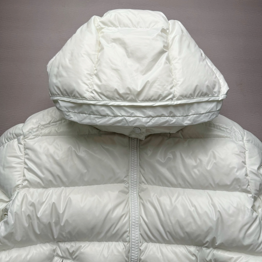 图片[4]-Moncler Maire 蒙口经典绗缝拉链亮面短款防水连帽纯色合身厚款常规款保暖羽绒服 陈奕迅同款明星同款 亮光面连帽羽绒服 可拆卸帽子 专属定制纽扣可调节 双向品牌拉链 蒙口专用镭射防伪标 上身轻盈舒适 玛雅同款的女版 市面唯一填充欧标95白鹅绒 独家使用台湾原厂尼龙内外面料 Maya玛雅女款 专柜品质 一流的工艺 原厂五金 原版洗水标 细节无可挑剔 尺码：00 0 1 2-选品中心