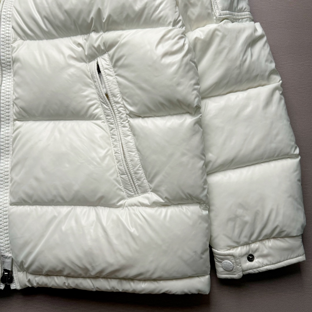 图片[9]-Moncler Maire 蒙口经典绗缝拉链亮面短款防水连帽纯色合身厚款常规款保暖羽绒服 陈奕迅同款明星同款 亮光面连帽羽绒服 可拆卸帽子 专属定制纽扣可调节 双向品牌拉链 蒙口专用镭射防伪标 上身轻盈舒适 玛雅同款的女版 市面唯一填充欧标95白鹅绒 独家使用台湾原厂尼龙内外面料 Maya玛雅女款 专柜品质 一流的工艺 原厂五金 原版洗水标 细节无可挑剔 尺码：00 0 1 2-选品中心