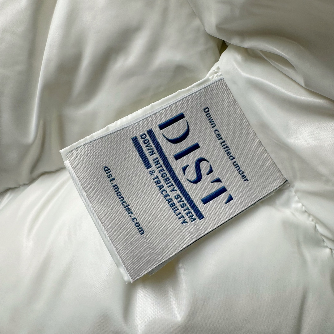 图片[13]-Moncler Maire 蒙口经典绗缝拉链亮面短款防水连帽纯色合身厚款常规款保暖羽绒服 陈奕迅同款明星同款 亮光面连帽羽绒服 可拆卸帽子 专属定制纽扣可调节 双向品牌拉链 蒙口专用镭射防伪标 上身轻盈舒适 玛雅同款的女版 市面唯一填充欧标95白鹅绒 独家使用台湾原厂尼龙内外面料 Maya玛雅女款 专柜品质 一流的工艺 原厂五金 原版洗水标 细节无可挑剔 尺码：00 0 1 2-选品中心