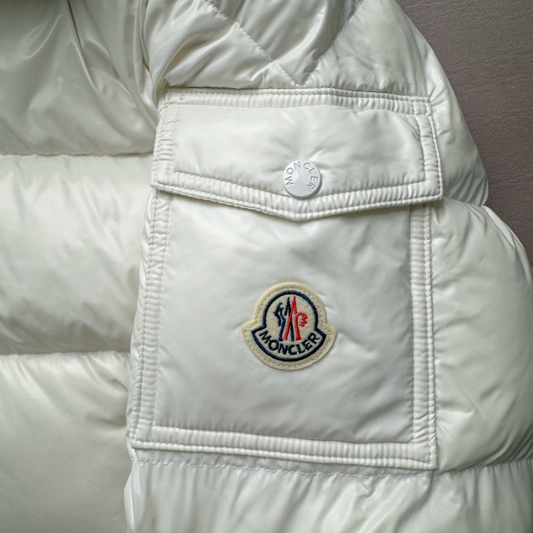 图片[8]-Moncler Maire 蒙口经典绗缝拉链亮面短款防水连帽纯色合身厚款常规款保暖羽绒服 陈奕迅同款明星同款 亮光面连帽羽绒服 可拆卸帽子 专属定制纽扣可调节 双向品牌拉链 蒙口专用镭射防伪标 上身轻盈舒适 玛雅同款的女版 市面唯一填充欧标95白鹅绒 独家使用台湾原厂尼龙内外面料 Maya玛雅女款 专柜品质 一流的工艺 原厂五金 原版洗水标 细节无可挑剔 尺码：00 0 1 2-选品中心