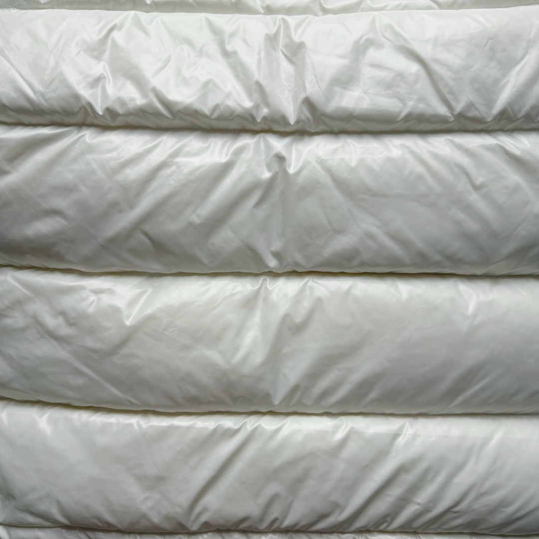 图片[7]-Moncler Maire 蒙口经典绗缝拉链亮面短款防水连帽纯色合身厚款常规款保暖羽绒服 陈奕迅同款明星同款 亮光面连帽羽绒服 可拆卸帽子 专属定制纽扣可调节 双向品牌拉链 蒙口专用镭射防伪标 上身轻盈舒适 玛雅同款的女版 市面唯一填充欧标95白鹅绒 独家使用台湾原厂尼龙内外面料 Maya玛雅女款 专柜品质 一流的工艺 原厂五金 原版洗水标 细节无可挑剔 尺码：00 0 1 2-选品中心