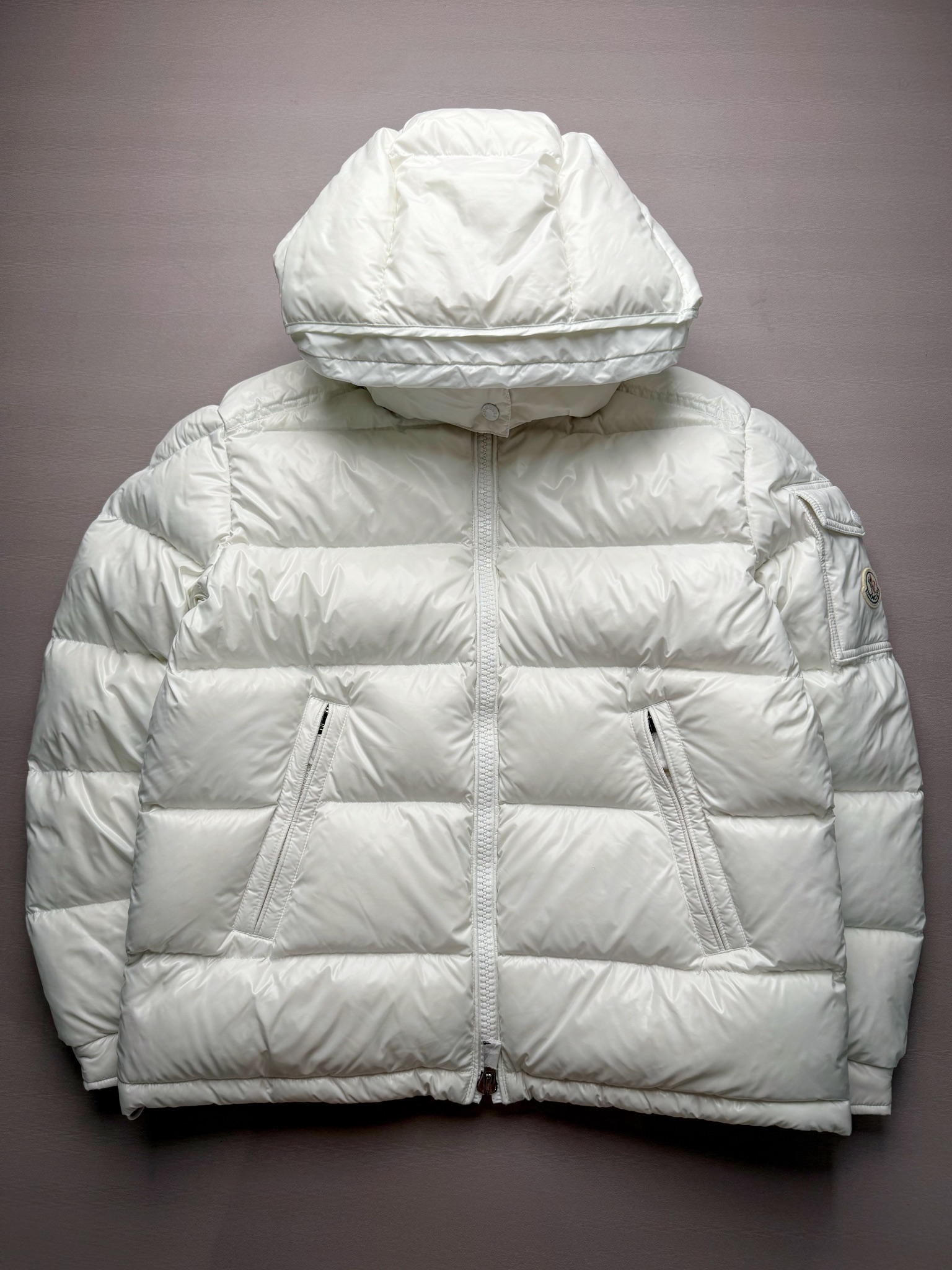 Moncler Maire 蒙口经典绗缝拉链亮面短款防水连帽纯色合身厚款常规款保暖羽绒服 陈奕迅同款明星同款 亮光面连帽羽绒服 可拆卸帽子 专属定制纽扣可调节 双向品牌拉链 蒙口专用镭射防伪标 上身轻盈舒适 玛雅同款的女版 市面唯一填充欧标95白鹅绒 独家使用台湾原厂尼龙内外面料 Maya玛雅女款 专柜品质 一流的工艺 原厂五金 原版洗水标 细节无可挑剔 尺码：00 0 1 2-选品中心