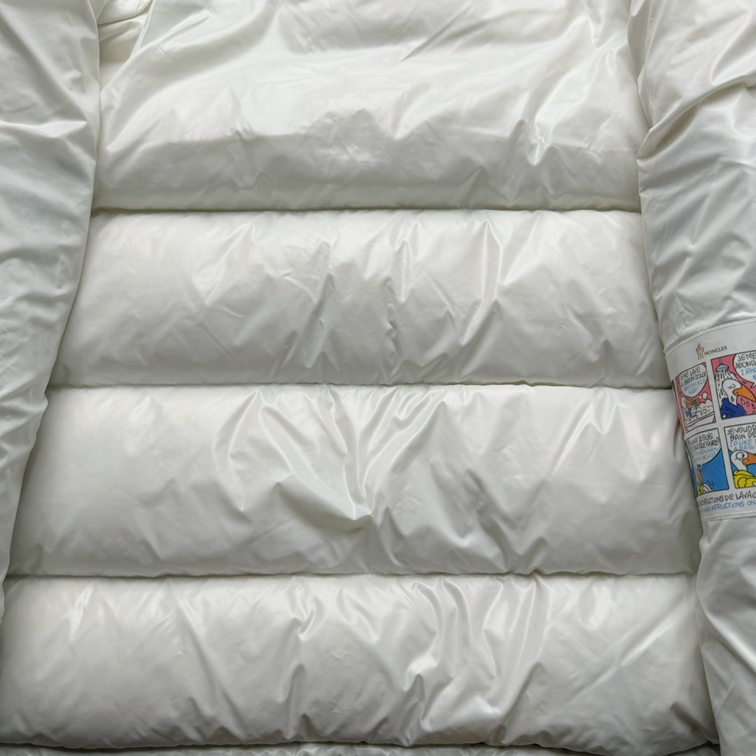 图片[10]-Moncler Maire 蒙口经典绗缝拉链亮面短款防水连帽纯色合身厚款常规款保暖羽绒服 陈奕迅同款明星同款 亮光面连帽羽绒服 可拆卸帽子 专属定制纽扣可调节 双向品牌拉链 蒙口专用镭射防伪标 上身轻盈舒适 玛雅同款的女版 市面唯一填充欧标95白鹅绒 独家使用台湾原厂尼龙内外面料 Maya玛雅女款 专柜品质 一流的工艺 原厂五金 原版洗水标 细节无可挑剔 尺码：00 0 1 2-选品中心