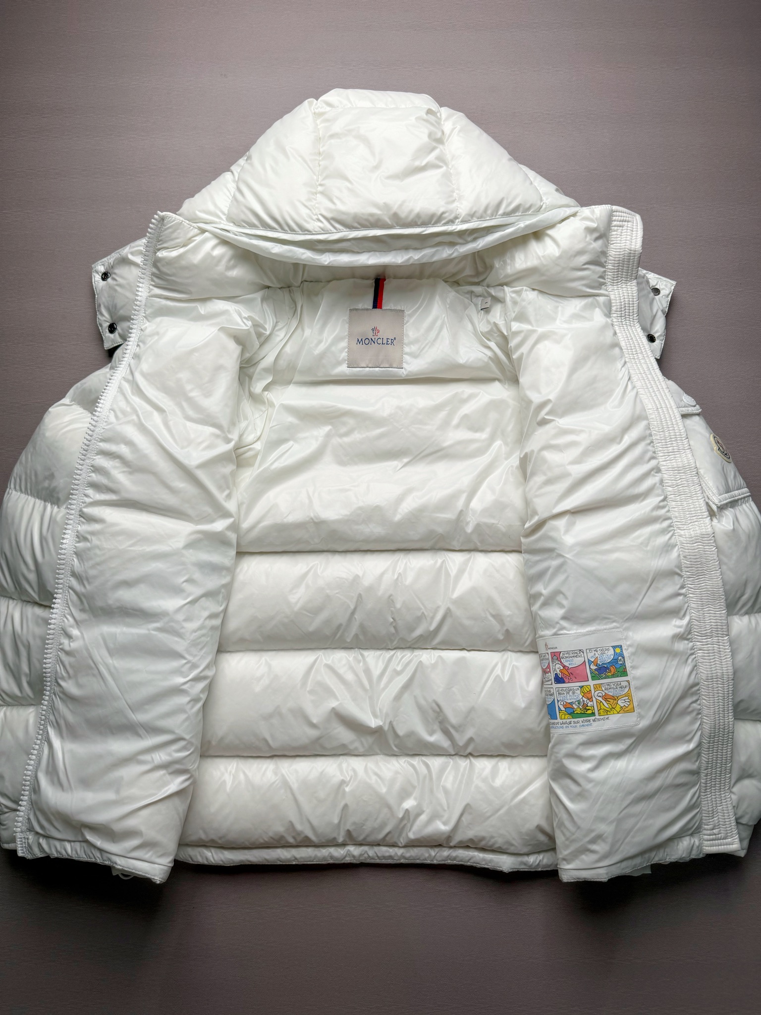 图片[3]-Moncler Maire 蒙口经典绗缝拉链亮面短款防水连帽纯色合身厚款常规款保暖羽绒服 陈奕迅同款明星同款 亮光面连帽羽绒服 可拆卸帽子 专属定制纽扣可调节 双向品牌拉链 蒙口专用镭射防伪标 上身轻盈舒适 玛雅同款的女版 市面唯一填充欧标95白鹅绒 独家使用台湾原厂尼龙内外面料 Maya玛雅女款 专柜品质 一流的工艺 原厂五金 原版洗水标 细节无可挑剔 尺码：00 0 1 2-选品中心