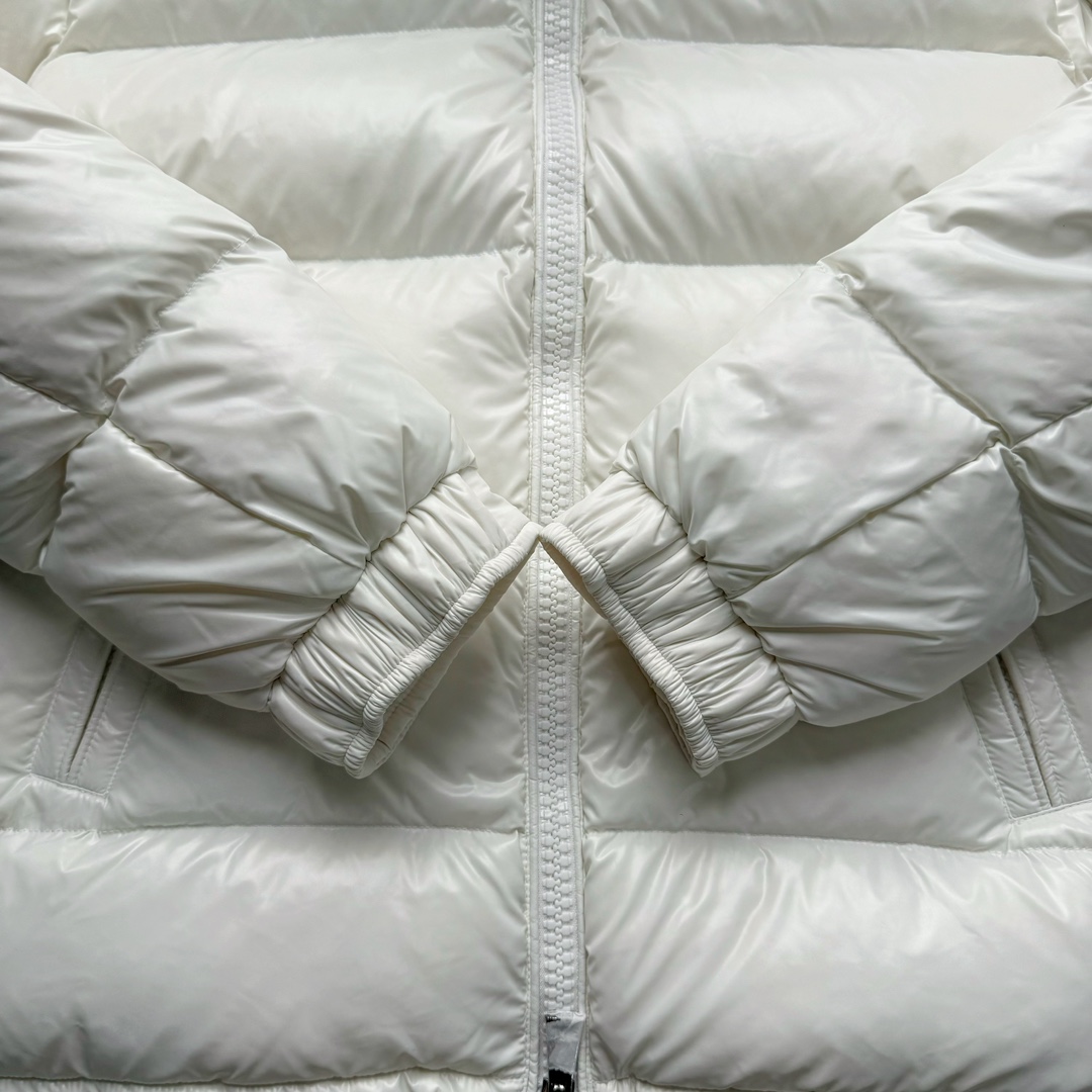 图片[6]-Moncler Maire 蒙口经典绗缝拉链亮面短款防水连帽纯色合身厚款常规款保暖羽绒服 陈奕迅同款明星同款 亮光面连帽羽绒服 可拆卸帽子 专属定制纽扣可调节 双向品牌拉链 蒙口专用镭射防伪标 上身轻盈舒适 玛雅同款的女版 市面唯一填充欧标95白鹅绒 独家使用台湾原厂尼龙内外面料 Maya玛雅女款 专柜品质 一流的工艺 原厂五金 原版洗水标 细节无可挑剔 尺码：00 0 1 2-选品中心