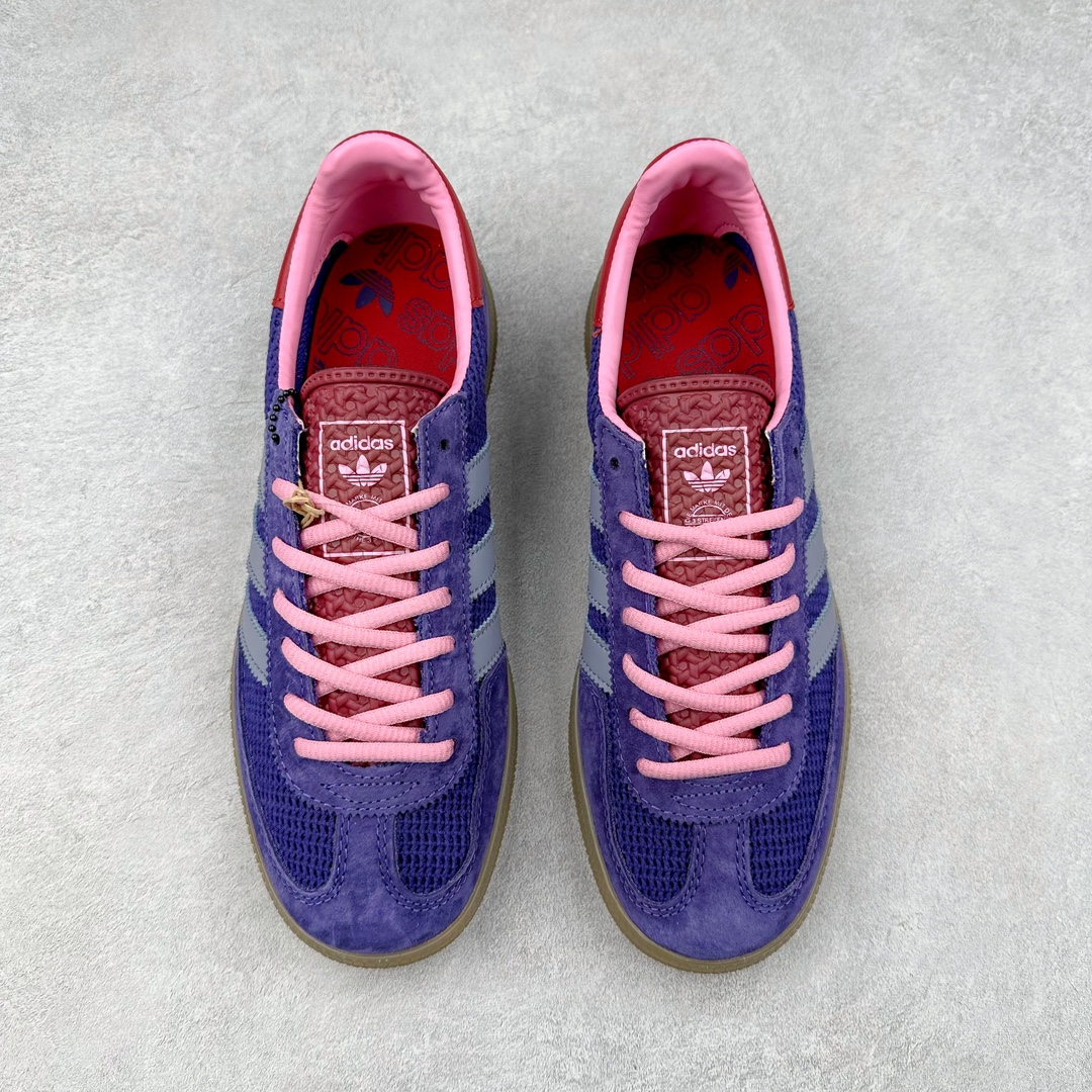 图片[2]-＃X版 AD Originals Handball SPZL 手球运动员系列百搭休闲运动板鞋 II0055 这款来自阿迪达斯的这款HANDBALL SPZL前身是一双手球运动鞋，这一次拿来复刻，所以鞋面的主要色彩选用了黑色， 鞋面外侧除了Spezial字母之外还有三叶草标志。Handball SPZL作为复古手球训练鞋与作为室内足球鞋的Samba有着异曲同工之处，但是质感更为出众的鞋身以及丰富的配色选择比起Samba来讲可以说是更胜一筹了！尺码：36 36⅔ 37⅓ 38 38⅔ 39⅓ 40 40⅔ 41⅓ 42 42⅔ 43⅓ 44 45-选品中心