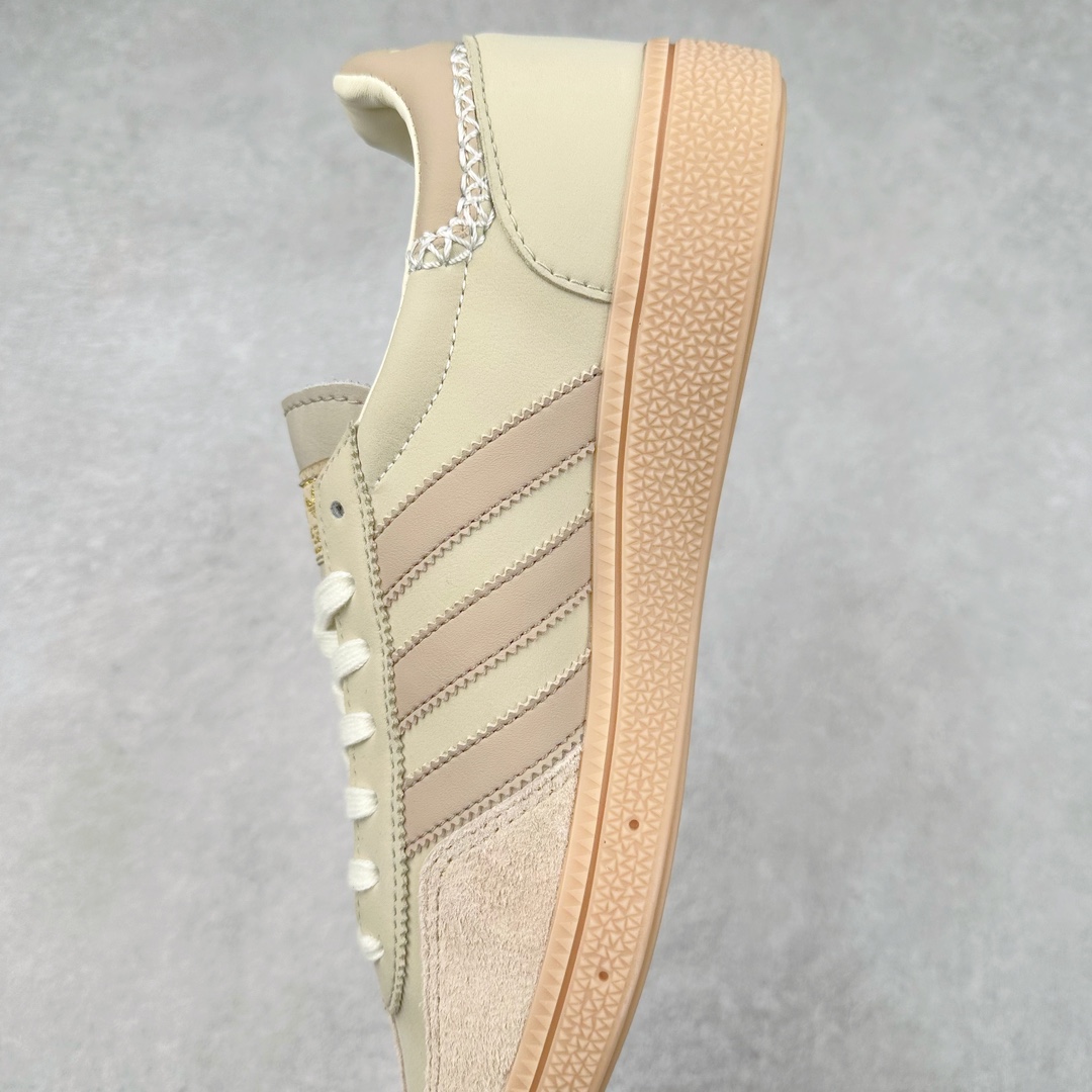 图片[7]-＃X版 AD Originals Handball SPZL 手球运动员系列百搭休闲运动板鞋 IE3699 这款来自阿迪达斯的这款HANDBALL SPZL前身是一双手球运动鞋，这一次拿来复刻，所以鞋面的主要色彩选用了黑色， 鞋面外侧除了Spezial字母之外还有三叶草标志。Handball SPZL作为复古手球训练鞋与作为室内足球鞋的Samba有着异曲同工之处，但是质感更为出众的鞋身以及丰富的配色选择比起Samba来讲可以说是更胜一筹了！尺码：36 36⅔ 37⅓ 38 38⅔ 39⅓ 40 40⅔ 41⅓ 42 42⅔ 43⅓ 44 45-选品中心