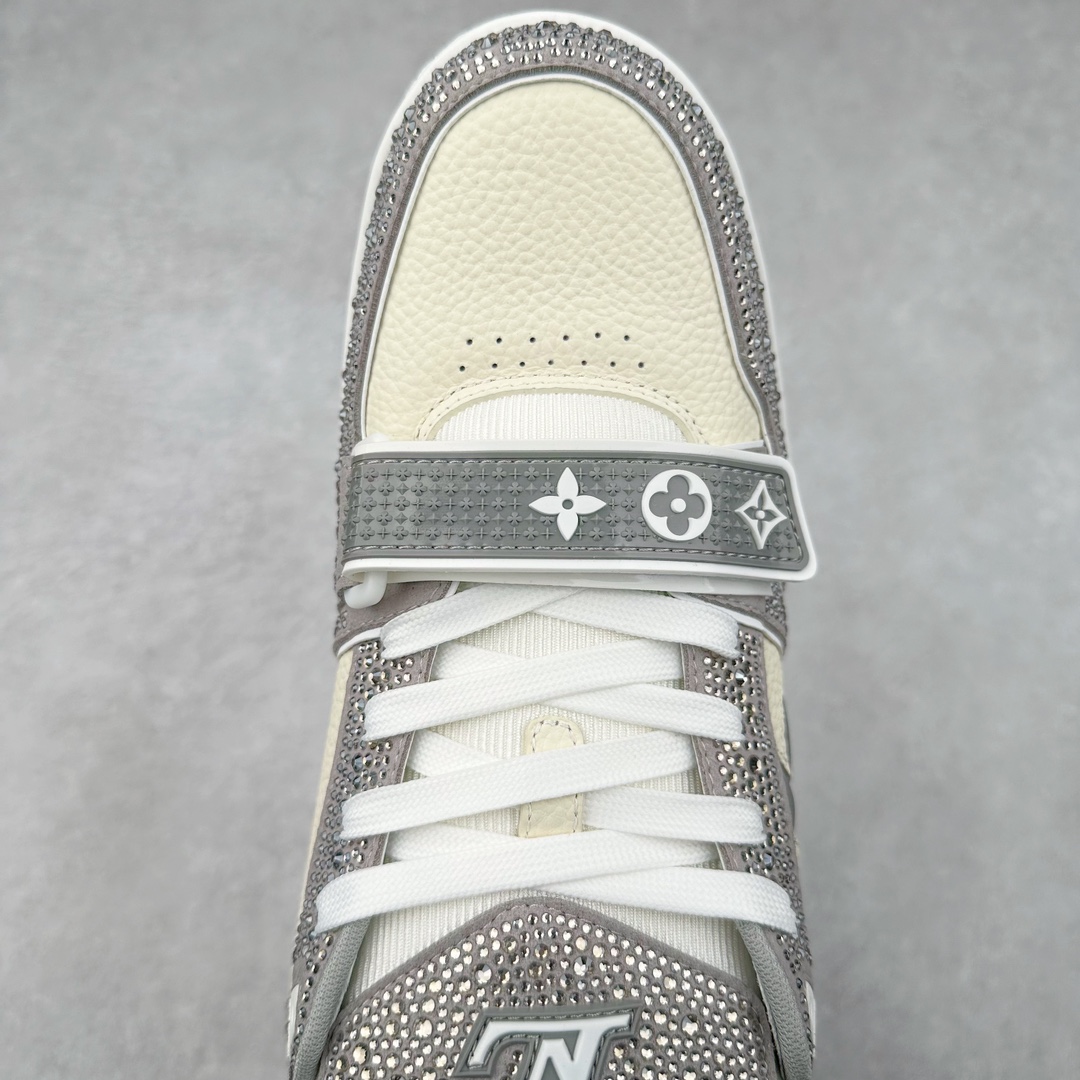 图片[4]-＃K纯原 Louis Vuitton Trainer lv时装走秀运动鞋 市场所有版本中综合最强的货品 GD实力大厂出品 全网最全配色更新最快 最成熟的做工稳定的品控 完美鞋型超高的清洁度 零毛边线头瑕疵 全套原楦原纸版原鞋开模 全网最具灵魂的版型 正确原装黄色鞋盒 正确中底印花 鞋面印花3D高频深度立体 全鞋电脑针车 紧密相连 针距密度一致 环保乳胶注塑鞋垫 厚度脚感还原原版 皮面裁剪部位 统一油边封口工艺 原装橡胶大底含胶量大底组合零偏差 专柜全套包装 防尘袋 说明书 质保卡 男女鞋 尺码：35 36 37 38 39 40 41 42 43 44 45-选品中心