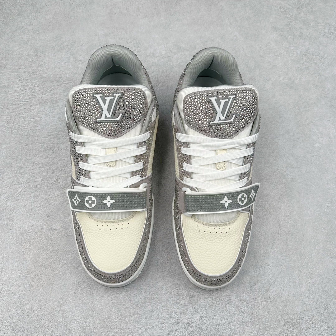 图片[2]-＃K纯原 Louis Vuitton Trainer lv时装走秀运动鞋 市场所有版本中综合最强的货品 GD实力大厂出品 全网最全配色更新最快 最成熟的做工稳定的品控 完美鞋型超高的清洁度 零毛边线头瑕疵 全套原楦原纸版原鞋开模 全网最具灵魂的版型 正确原装黄色鞋盒 正确中底印花 鞋面印花3D高频深度立体 全鞋电脑针车 紧密相连 针距密度一致 环保乳胶注塑鞋垫 厚度脚感还原原版 皮面裁剪部位 统一油边封口工艺 原装橡胶大底含胶量大底组合零偏差 专柜全套包装 防尘袋 说明书 质保卡 男女鞋 尺码：35 36 37 38 39 40 41 42 43 44 45-选品中心
