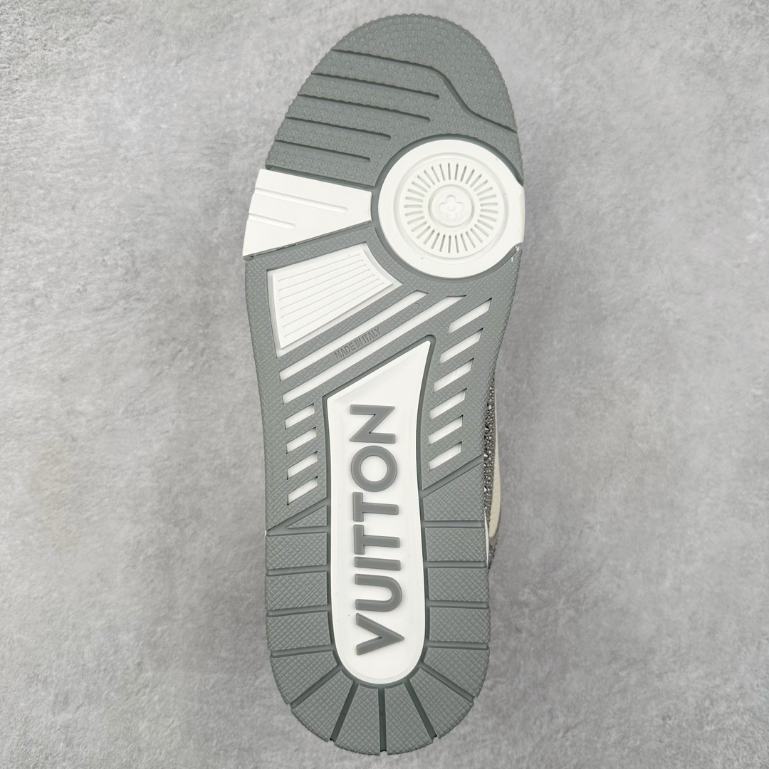 图片[9]-＃K纯原 Louis Vuitton Trainer lv时装走秀运动鞋 市场所有版本中综合最强的货品 GD实力大厂出品 全网最全配色更新最快 最成熟的做工稳定的品控 完美鞋型超高的清洁度 零毛边线头瑕疵 全套原楦原纸版原鞋开模 全网最具灵魂的版型 正确原装黄色鞋盒 正确中底印花 鞋面印花3D高频深度立体 全鞋电脑针车 紧密相连 针距密度一致 环保乳胶注塑鞋垫 厚度脚感还原原版 皮面裁剪部位 统一油边封口工艺 原装橡胶大底含胶量大底组合零偏差 专柜全套包装 防尘袋 说明书 质保卡 男女鞋 尺码：35 36 37 38 39 40 41 42 43 44 45-选品中心