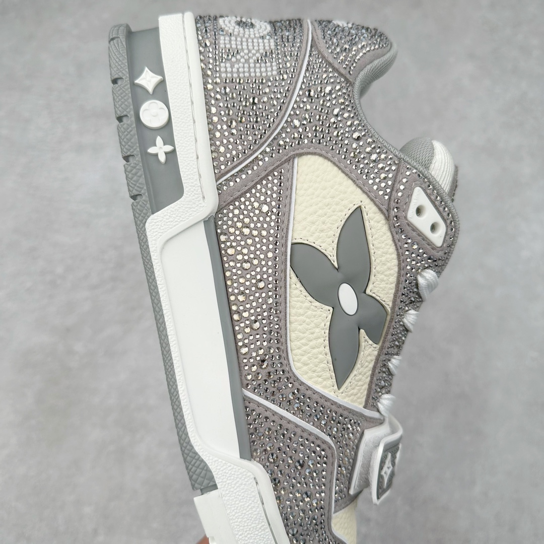 图片[6]-＃K纯原 Louis Vuitton Trainer lv时装走秀运动鞋 市场所有版本中综合最强的货品 GD实力大厂出品 全网最全配色更新最快 最成熟的做工稳定的品控 完美鞋型超高的清洁度 零毛边线头瑕疵 全套原楦原纸版原鞋开模 全网最具灵魂的版型 正确原装黄色鞋盒 正确中底印花 鞋面印花3D高频深度立体 全鞋电脑针车 紧密相连 针距密度一致 环保乳胶注塑鞋垫 厚度脚感还原原版 皮面裁剪部位 统一油边封口工艺 原装橡胶大底含胶量大底组合零偏差 专柜全套包装 防尘袋 说明书 质保卡 男女鞋 尺码：35 36 37 38 39 40 41 42 43 44 45-选品中心