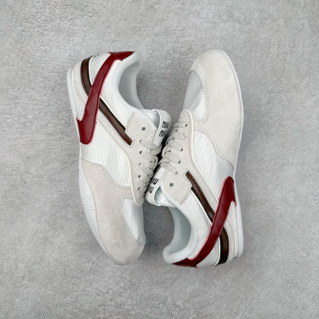 图片[3]-缪缪MiuMiu x NB新百伦New Balance 530 SL系列低帮经典复古休闲运动慢跑鞋 近几年运动品牌与各大潮流品牌不断推出联名产品，在球鞋圈拥有极高的热度。此外，奢侈品牌和运动品牌联名也早已非新鲜事，继 Dior 和 Jordan Brand 以及 Prada 和 adidas 合作后。近日，Miu Miu与New Balance的合作基本已经成为定番，每年都会上新，而近期的最新联名也已经正式曝光，预计会在24年春夏面世！相比之前两次使用的574，这次Miu Miu带来了全新风格。采用了全新型号MR530进行设计，继续使用复古的旧化效果和去年就被带火的美拉德配色打造。Miu Miu作为千禧文化的重要推手，这次也是直接挑选了New Balance 2000年代时发布的健身跑鞋MR530。整体做旧效果非常明显，甚至有些二手鞋的感觉，多少是有点瘦巴黎世家影响了……配色方面将会推出米色和棕色两种颜色可供选择，整体覆盖了做旧麂皮，鞋舌和鞋垫和之前一致，有Miu Miu的Logo，同时搭配皮革和棉质双鞋带组成。尺码：35.5 36 37 37.5 38 38.5 39.5 40 40.5 41.5 42 42.5 43.5 44 45-选品中心