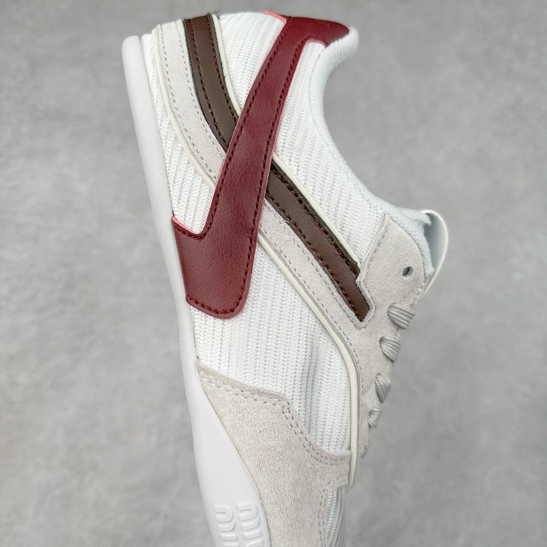 图片[6]-缪缪MiuMiu x NB新百伦New Balance 530 SL系列低帮经典复古休闲运动慢跑鞋 近几年运动品牌与各大潮流品牌不断推出联名产品，在球鞋圈拥有极高的热度。此外，奢侈品牌和运动品牌联名也早已非新鲜事，继 Dior 和 Jordan Brand 以及 Prada 和 adidas 合作后。近日，Miu Miu与New Balance的合作基本已经成为定番，每年都会上新，而近期的最新联名也已经正式曝光，预计会在24年春夏面世！相比之前两次使用的574，这次Miu Miu带来了全新风格。采用了全新型号MR530进行设计，继续使用复古的旧化效果和去年就被带火的美拉德配色打造。Miu Miu作为千禧文化的重要推手，这次也是直接挑选了New Balance 2000年代时发布的健身跑鞋MR530。整体做旧效果非常明显，甚至有些二手鞋的感觉，多少是有点瘦巴黎世家影响了……配色方面将会推出米色和棕色两种颜色可供选择，整体覆盖了做旧麂皮，鞋舌和鞋垫和之前一致，有Miu Miu的Logo，同时搭配皮革和棉质双鞋带组成。尺码：35.5 36 37 37.5 38 38.5 39.5 40 40.5 41.5 42 42.5 43.5 44 45-选品中心
