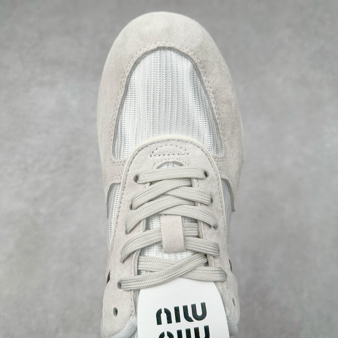 图片[4]-缪缪MiuMiu x NB新百伦New Balance 530 SL系列低帮经典复古休闲运动慢跑鞋 近几年运动品牌与各大潮流品牌不断推出联名产品，在球鞋圈拥有极高的热度。此外，奢侈品牌和运动品牌联名也早已非新鲜事，继 Dior 和 Jordan Brand 以及 Prada 和 adidas 合作后。近日，Miu Miu与New Balance的合作基本已经成为定番，每年都会上新，而近期的最新联名也已经正式曝光，预计会在24年春夏面世！相比之前两次使用的574，这次Miu Miu带来了全新风格。采用了全新型号MR530进行设计，继续使用复古的旧化效果和去年就被带火的美拉德配色打造。Miu Miu作为千禧文化的重要推手，这次也是直接挑选了New Balance 2000年代时发布的健身跑鞋MR530。整体做旧效果非常明显，甚至有些二手鞋的感觉，多少是有点瘦巴黎世家影响了……配色方面将会推出米色和棕色两种颜色可供选择，整体覆盖了做旧麂皮，鞋舌和鞋垫和之前一致，有Miu Miu的Logo，同时搭配皮革和棉质双鞋带组成。尺码：35.5 36 37 37.5 38 38.5 39.5 40 40.5 41.5 42 42.5 43.5 44 45-选品中心