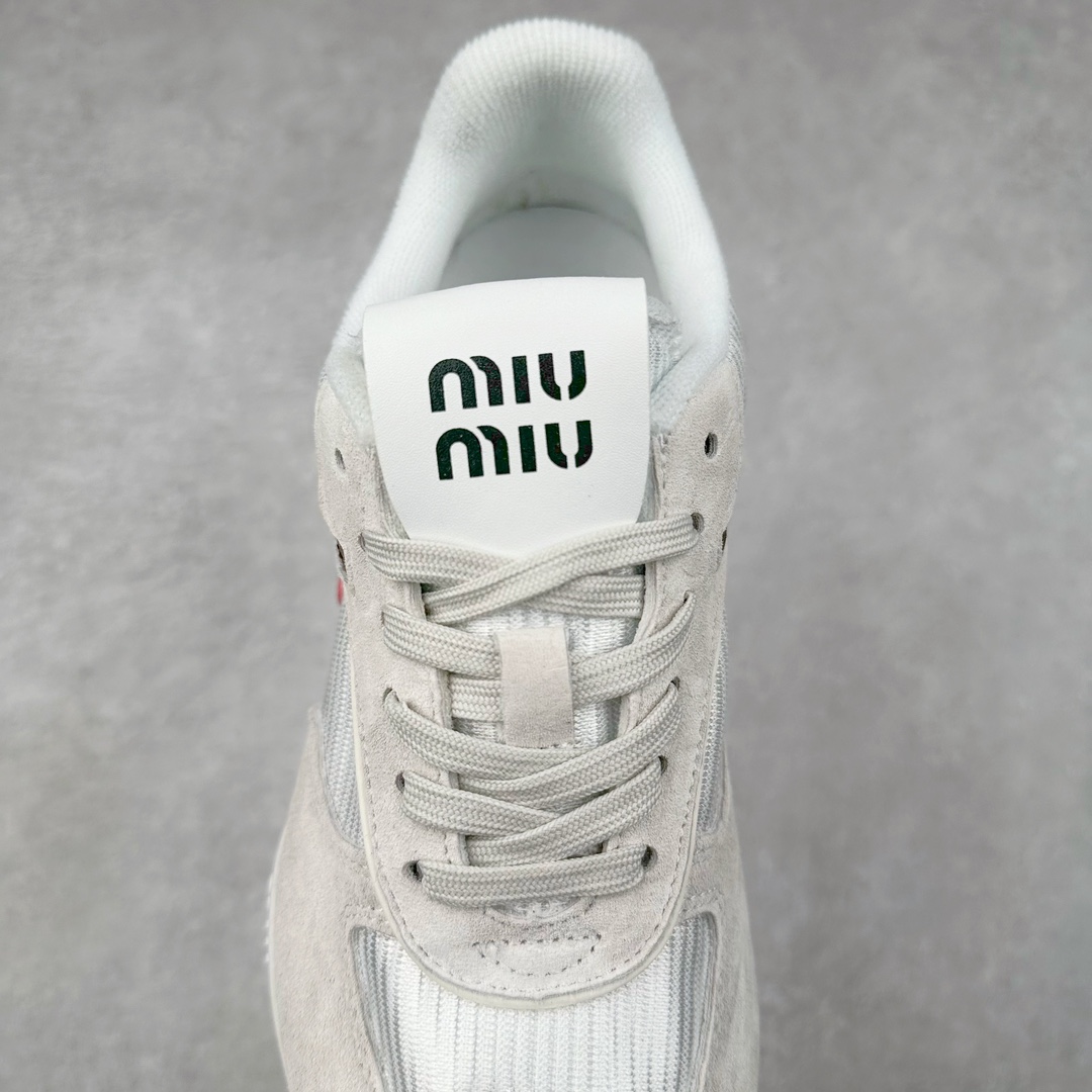 图片[5]-缪缪MiuMiu x NB新百伦New Balance 530 SL系列低帮经典复古休闲运动慢跑鞋 近几年运动品牌与各大潮流品牌不断推出联名产品，在球鞋圈拥有极高的热度。此外，奢侈品牌和运动品牌联名也早已非新鲜事，继 Dior 和 Jordan Brand 以及 Prada 和 adidas 合作后。近日，Miu Miu与New Balance的合作基本已经成为定番，每年都会上新，而近期的最新联名也已经正式曝光，预计会在24年春夏面世！相比之前两次使用的574，这次Miu Miu带来了全新风格。采用了全新型号MR530进行设计，继续使用复古的旧化效果和去年就被带火的美拉德配色打造。Miu Miu作为千禧文化的重要推手，这次也是直接挑选了New Balance 2000年代时发布的健身跑鞋MR530。整体做旧效果非常明显，甚至有些二手鞋的感觉，多少是有点瘦巴黎世家影响了……配色方面将会推出米色和棕色两种颜色可供选择，整体覆盖了做旧麂皮，鞋舌和鞋垫和之前一致，有Miu Miu的Logo，同时搭配皮革和棉质双鞋带组成。尺码：35.5 36 37 37.5 38 38.5 39.5 40 40.5 41.5 42 42.5 43.5 44 45-选品中心
