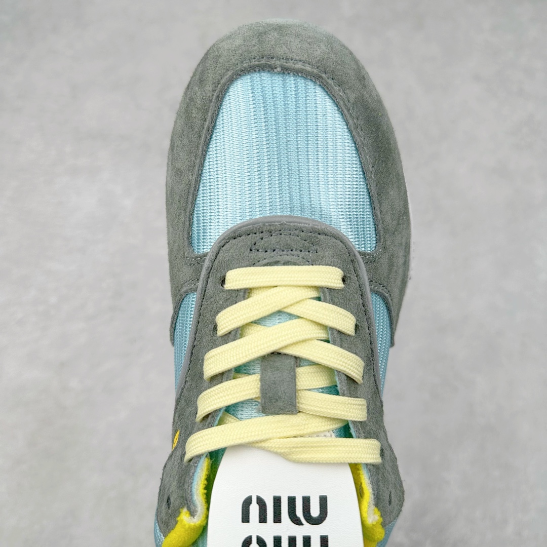 图片[4]-缪缪MiuMiu x NB新百伦New Balance 530 SL系列低帮经典复古休闲运动慢跑鞋 近几年运动品牌与各大潮流品牌不断推出联名产品，在球鞋圈拥有极高的热度。此外，奢侈品牌和运动品牌联名也早已非新鲜事，继 Dior 和 Jordan Brand 以及 Prada 和 adidas 合作后。近日，Miu Miu与New Balance的合作基本已经成为定番，每年都会上新，而近期的最新联名也已经正式曝光，预计会在24年春夏面世！相比之前两次使用的574，这次Miu Miu带来了全新风格。采用了全新型号MR530进行设计，继续使用复古的旧化效果和去年就被带火的美拉德配色打造。Miu Miu作为千禧文化的重要推手，这次也是直接挑选了New Balance 2000年代时发布的健身跑鞋MR530。整体做旧效果非常明显，甚至有些二手鞋的感觉，多少是有点瘦巴黎世家影响了……配色方面将会推出米色和棕色两种颜色可供选择，整体覆盖了做旧麂皮，鞋舌和鞋垫和之前一致，有Miu Miu的Logo，同时搭配皮革和棉质双鞋带组成。尺码：35.5 36 37 37.5 38 38.5 39.5 40 40.5 41.5 42 42.5 43.5 44 45-选品中心