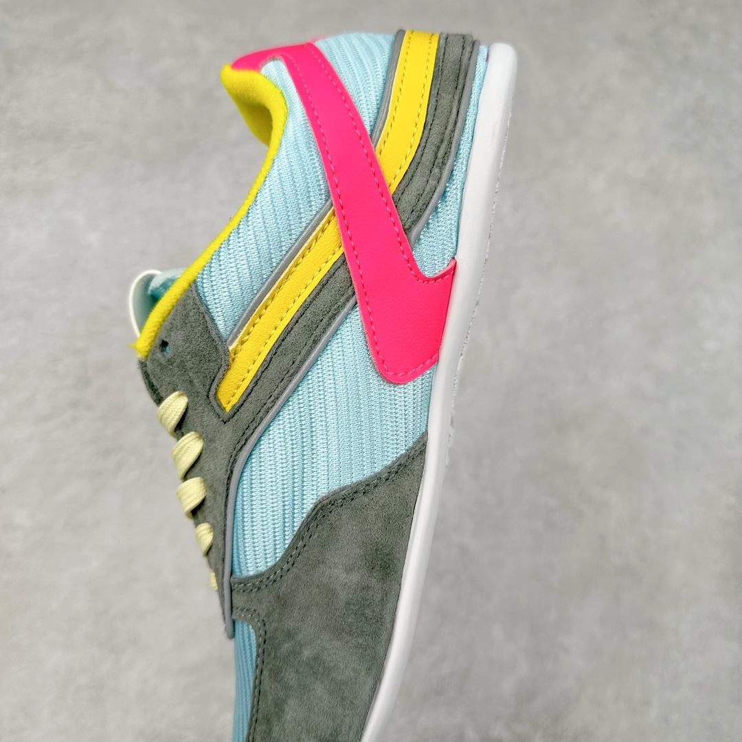 图片[7]-缪缪MiuMiu x NB新百伦New Balance 530 SL系列低帮经典复古休闲运动慢跑鞋 近几年运动品牌与各大潮流品牌不断推出联名产品，在球鞋圈拥有极高的热度。此外，奢侈品牌和运动品牌联名也早已非新鲜事，继 Dior 和 Jordan Brand 以及 Prada 和 adidas 合作后。近日，Miu Miu与New Balance的合作基本已经成为定番，每年都会上新，而近期的最新联名也已经正式曝光，预计会在24年春夏面世！相比之前两次使用的574，这次Miu Miu带来了全新风格。采用了全新型号MR530进行设计，继续使用复古的旧化效果和去年就被带火的美拉德配色打造。Miu Miu作为千禧文化的重要推手，这次也是直接挑选了New Balance 2000年代时发布的健身跑鞋MR530。整体做旧效果非常明显，甚至有些二手鞋的感觉，多少是有点瘦巴黎世家影响了……配色方面将会推出米色和棕色两种颜色可供选择，整体覆盖了做旧麂皮，鞋舌和鞋垫和之前一致，有Miu Miu的Logo，同时搭配皮革和棉质双鞋带组成。尺码：35.5 36 37 37.5 38 38.5 39.5 40 40.5 41.5 42 42.5 43.5 44 45-选品中心