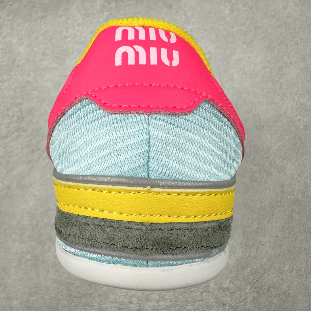 图片[8]-缪缪MiuMiu x NB新百伦New Balance 530 SL系列低帮经典复古休闲运动慢跑鞋 近几年运动品牌与各大潮流品牌不断推出联名产品，在球鞋圈拥有极高的热度。此外，奢侈品牌和运动品牌联名也早已非新鲜事，继 Dior 和 Jordan Brand 以及 Prada 和 adidas 合作后。近日，Miu Miu与New Balance的合作基本已经成为定番，每年都会上新，而近期的最新联名也已经正式曝光，预计会在24年春夏面世！相比之前两次使用的574，这次Miu Miu带来了全新风格。采用了全新型号MR530进行设计，继续使用复古的旧化效果和去年就被带火的美拉德配色打造。Miu Miu作为千禧文化的重要推手，这次也是直接挑选了New Balance 2000年代时发布的健身跑鞋MR530。整体做旧效果非常明显，甚至有些二手鞋的感觉，多少是有点瘦巴黎世家影响了……配色方面将会推出米色和棕色两种颜色可供选择，整体覆盖了做旧麂皮，鞋舌和鞋垫和之前一致，有Miu Miu的Logo，同时搭配皮革和棉质双鞋带组成。尺码：35.5 36 37 37.5 38 38.5 39.5 40 40.5 41.5 42 42.5 43.5 44 45-选品中心