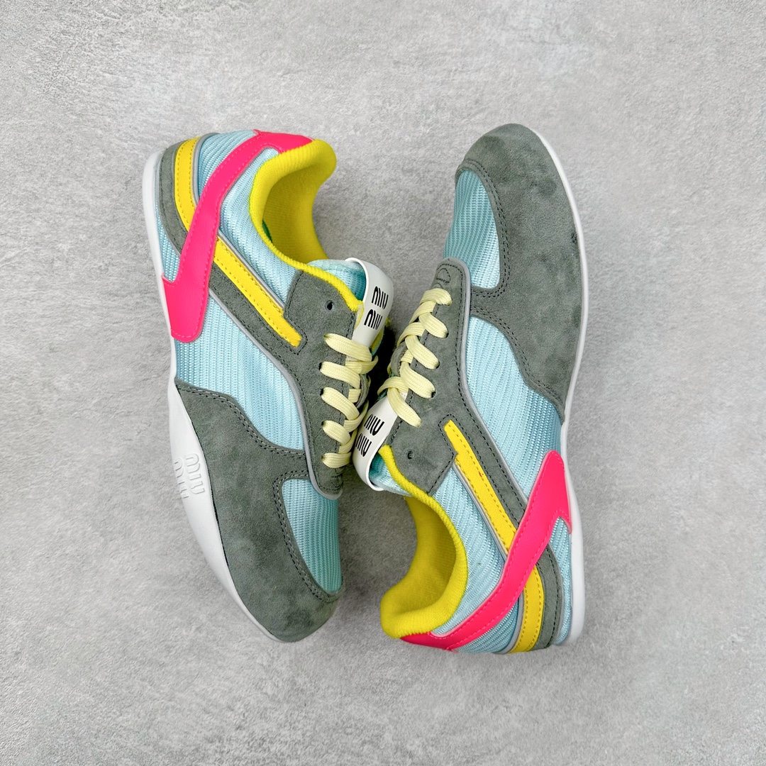 图片[3]-缪缪MiuMiu x NB新百伦New Balance 530 SL系列低帮经典复古休闲运动慢跑鞋 近几年运动品牌与各大潮流品牌不断推出联名产品，在球鞋圈拥有极高的热度。此外，奢侈品牌和运动品牌联名也早已非新鲜事，继 Dior 和 Jordan Brand 以及 Prada 和 adidas 合作后。近日，Miu Miu与New Balance的合作基本已经成为定番，每年都会上新，而近期的最新联名也已经正式曝光，预计会在24年春夏面世！相比之前两次使用的574，这次Miu Miu带来了全新风格。采用了全新型号MR530进行设计，继续使用复古的旧化效果和去年就被带火的美拉德配色打造。Miu Miu作为千禧文化的重要推手，这次也是直接挑选了New Balance 2000年代时发布的健身跑鞋MR530。整体做旧效果非常明显，甚至有些二手鞋的感觉，多少是有点瘦巴黎世家影响了……配色方面将会推出米色和棕色两种颜色可供选择，整体覆盖了做旧麂皮，鞋舌和鞋垫和之前一致，有Miu Miu的Logo，同时搭配皮革和棉质双鞋带组成。尺码：35.5 36 37 37.5 38 38.5 39.5 40 40.5 41.5 42 42.5 43.5 44 45-选品中心