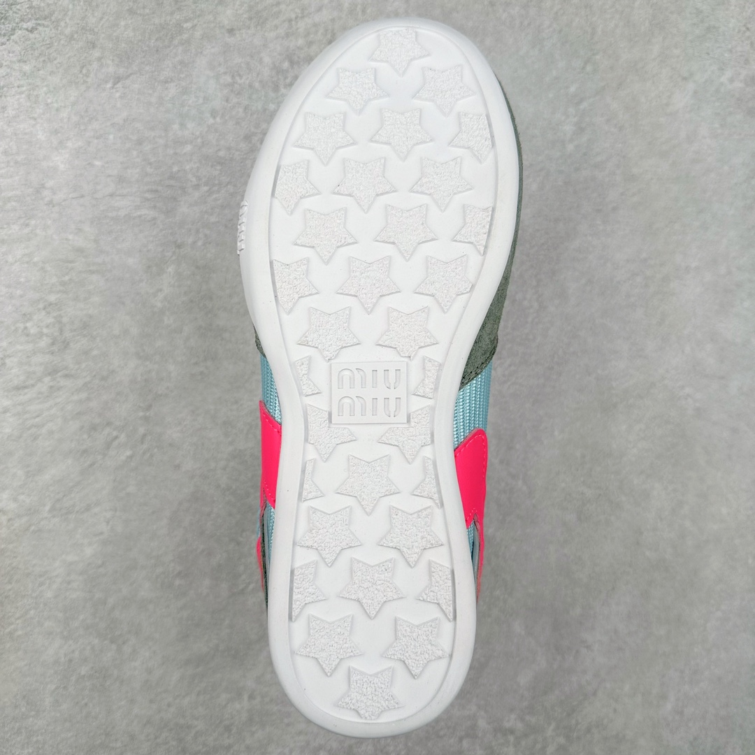图片[9]-缪缪MiuMiu x NB新百伦New Balance 530 SL系列低帮经典复古休闲运动慢跑鞋 近几年运动品牌与各大潮流品牌不断推出联名产品，在球鞋圈拥有极高的热度。此外，奢侈品牌和运动品牌联名也早已非新鲜事，继 Dior 和 Jordan Brand 以及 Prada 和 adidas 合作后。近日，Miu Miu与New Balance的合作基本已经成为定番，每年都会上新，而近期的最新联名也已经正式曝光，预计会在24年春夏面世！相比之前两次使用的574，这次Miu Miu带来了全新风格。采用了全新型号MR530进行设计，继续使用复古的旧化效果和去年就被带火的美拉德配色打造。Miu Miu作为千禧文化的重要推手，这次也是直接挑选了New Balance 2000年代时发布的健身跑鞋MR530。整体做旧效果非常明显，甚至有些二手鞋的感觉，多少是有点瘦巴黎世家影响了……配色方面将会推出米色和棕色两种颜色可供选择，整体覆盖了做旧麂皮，鞋舌和鞋垫和之前一致，有Miu Miu的Logo，同时搭配皮革和棉质双鞋带组成。尺码：35.5 36 37 37.5 38 38.5 39.5 40 40.5 41.5 42 42.5 43.5 44 45-选品中心