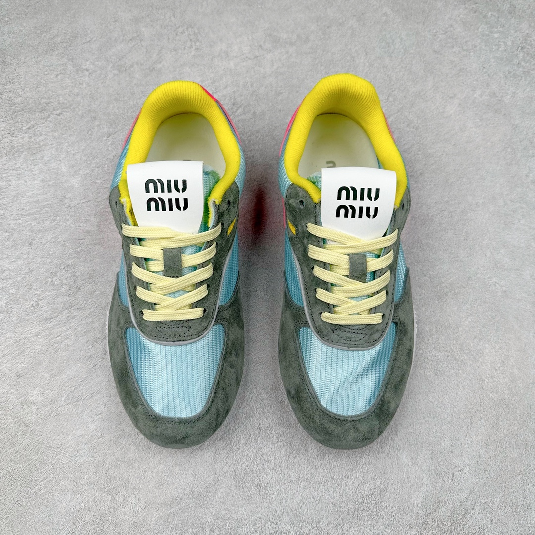 图片[2]-缪缪MiuMiu x NB新百伦New Balance 530 SL系列低帮经典复古休闲运动慢跑鞋 近几年运动品牌与各大潮流品牌不断推出联名产品，在球鞋圈拥有极高的热度。此外，奢侈品牌和运动品牌联名也早已非新鲜事，继 Dior 和 Jordan Brand 以及 Prada 和 adidas 合作后。近日，Miu Miu与New Balance的合作基本已经成为定番，每年都会上新，而近期的最新联名也已经正式曝光，预计会在24年春夏面世！相比之前两次使用的574，这次Miu Miu带来了全新风格。采用了全新型号MR530进行设计，继续使用复古的旧化效果和去年就被带火的美拉德配色打造。Miu Miu作为千禧文化的重要推手，这次也是直接挑选了New Balance 2000年代时发布的健身跑鞋MR530。整体做旧效果非常明显，甚至有些二手鞋的感觉，多少是有点瘦巴黎世家影响了……配色方面将会推出米色和棕色两种颜色可供选择，整体覆盖了做旧麂皮，鞋舌和鞋垫和之前一致，有Miu Miu的Logo，同时搭配皮革和棉质双鞋带组成。尺码：35.5 36 37 37.5 38 38.5 39.5 40 40.5 41.5 42 42.5 43.5 44 45-选品中心
