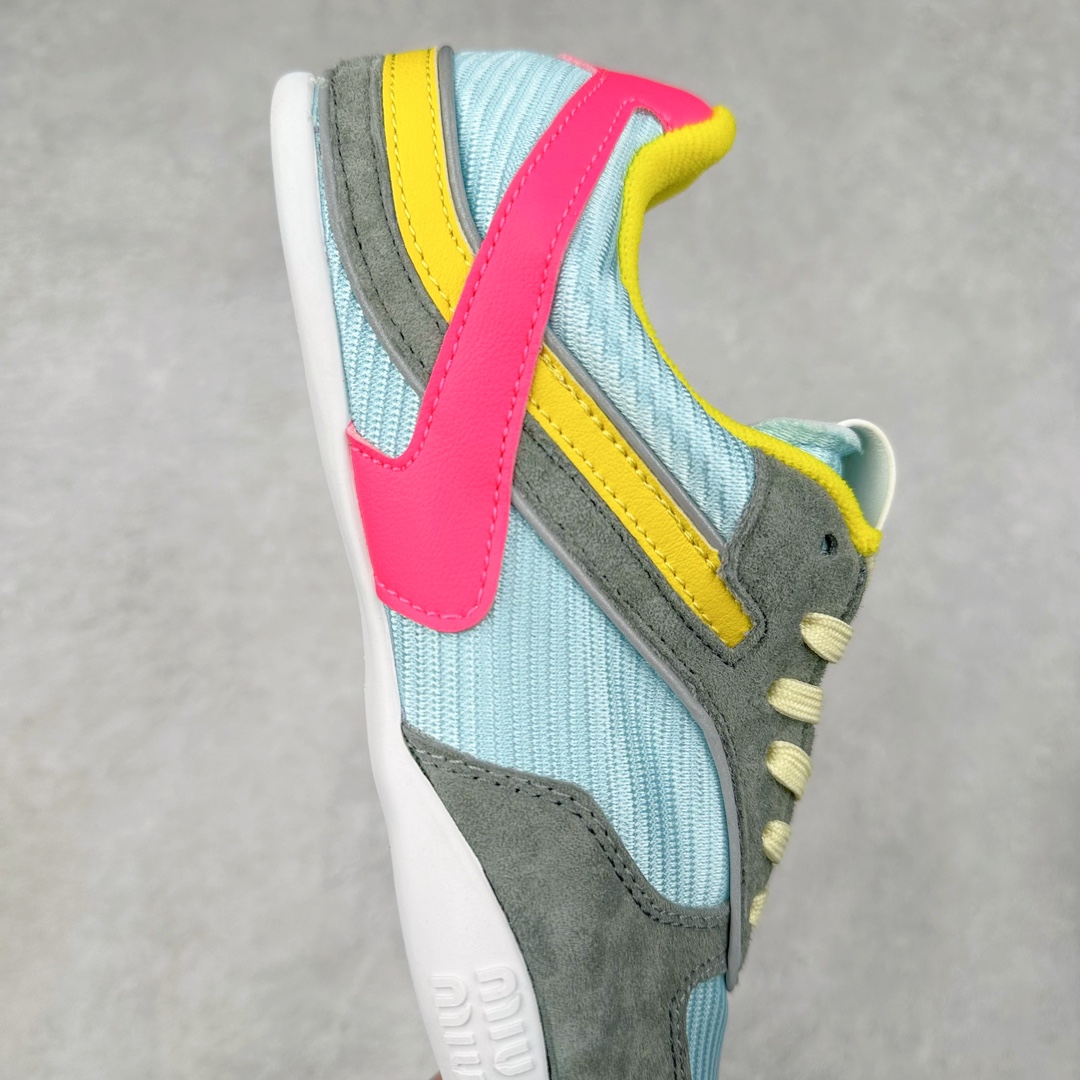 图片[6]-缪缪MiuMiu x NB新百伦New Balance 530 SL系列低帮经典复古休闲运动慢跑鞋 近几年运动品牌与各大潮流品牌不断推出联名产品，在球鞋圈拥有极高的热度。此外，奢侈品牌和运动品牌联名也早已非新鲜事，继 Dior 和 Jordan Brand 以及 Prada 和 adidas 合作后。近日，Miu Miu与New Balance的合作基本已经成为定番，每年都会上新，而近期的最新联名也已经正式曝光，预计会在24年春夏面世！相比之前两次使用的574，这次Miu Miu带来了全新风格。采用了全新型号MR530进行设计，继续使用复古的旧化效果和去年就被带火的美拉德配色打造。Miu Miu作为千禧文化的重要推手，这次也是直接挑选了New Balance 2000年代时发布的健身跑鞋MR530。整体做旧效果非常明显，甚至有些二手鞋的感觉，多少是有点瘦巴黎世家影响了……配色方面将会推出米色和棕色两种颜色可供选择，整体覆盖了做旧麂皮，鞋舌和鞋垫和之前一致，有Miu Miu的Logo，同时搭配皮革和棉质双鞋带组成。尺码：35.5 36 37 37.5 38 38.5 39.5 40 40.5 41.5 42 42.5 43.5 44 45-选品中心