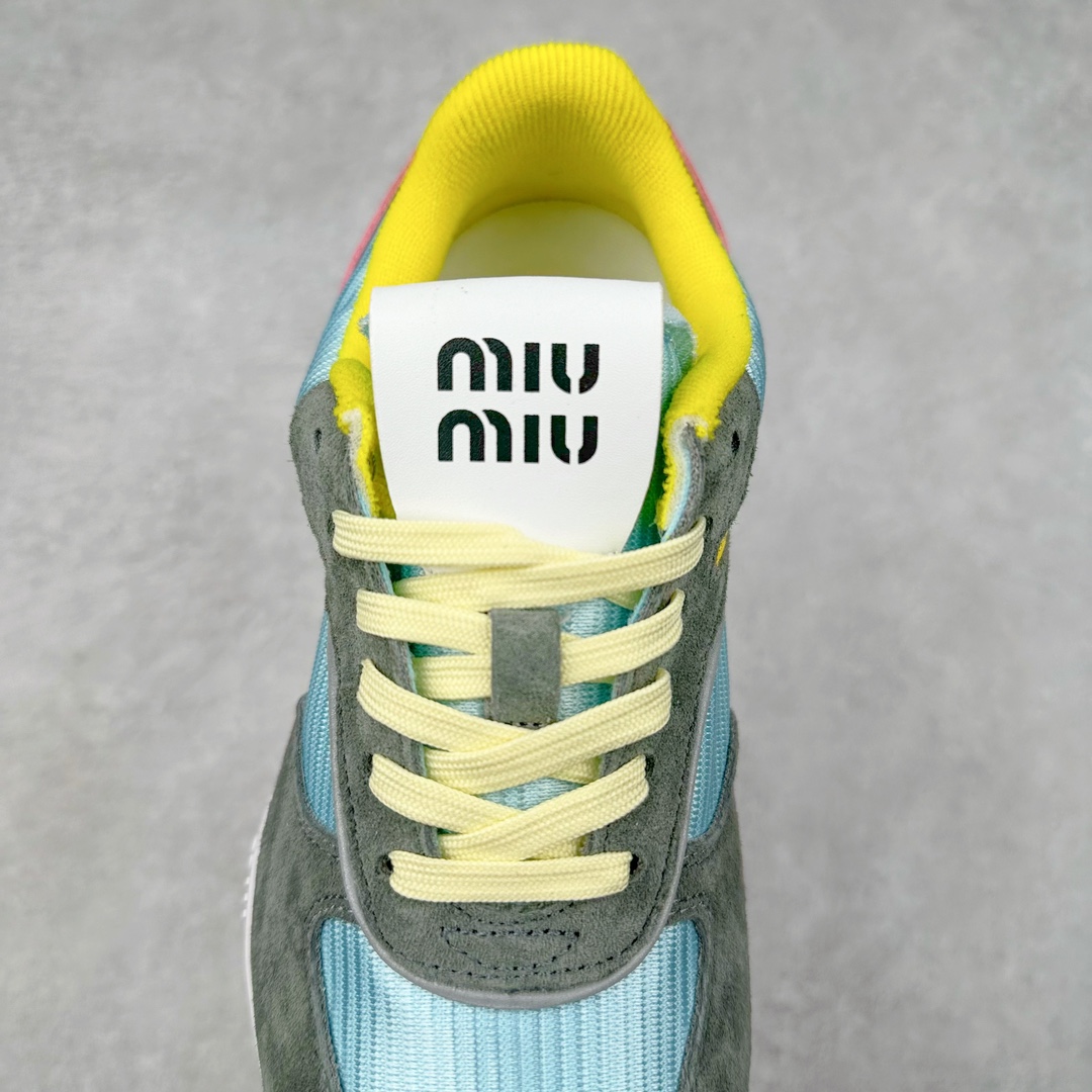 图片[5]-缪缪MiuMiu x NB新百伦New Balance 530 SL系列低帮经典复古休闲运动慢跑鞋 近几年运动品牌与各大潮流品牌不断推出联名产品，在球鞋圈拥有极高的热度。此外，奢侈品牌和运动品牌联名也早已非新鲜事，继 Dior 和 Jordan Brand 以及 Prada 和 adidas 合作后。近日，Miu Miu与New Balance的合作基本已经成为定番，每年都会上新，而近期的最新联名也已经正式曝光，预计会在24年春夏面世！相比之前两次使用的574，这次Miu Miu带来了全新风格。采用了全新型号MR530进行设计，继续使用复古的旧化效果和去年就被带火的美拉德配色打造。Miu Miu作为千禧文化的重要推手，这次也是直接挑选了New Balance 2000年代时发布的健身跑鞋MR530。整体做旧效果非常明显，甚至有些二手鞋的感觉，多少是有点瘦巴黎世家影响了……配色方面将会推出米色和棕色两种颜色可供选择，整体覆盖了做旧麂皮，鞋舌和鞋垫和之前一致，有Miu Miu的Logo，同时搭配皮革和棉质双鞋带组成。尺码：35.5 36 37 37.5 38 38.5 39.5 40 40.5 41.5 42 42.5 43.5 44 45-选品中心