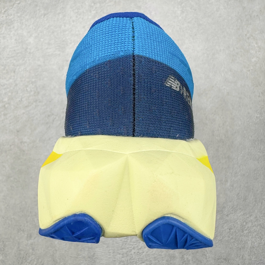 图片[8]-NEW BALANCE Rebel FuelCell Rebel V4 SuperComp Elite 精英版内置碳板 舒适时尚织物减震耐磨低帮马拉松轻量化跑步鞋 NB新百伦于 2019 年夏天首次发布了 Rebel 在制鞋业仍在向强调能量回报的弹力泡沫转变的时候 Rebel 确实是一个叛逆者 快进到 2024 年 Rebel v4 承诺通过重新配制的中底化合物和更高的堆叠高度提供更轻、更有弹性的跑步体验 就像New Balance SC Elite v4一样 Rebel v4 提供了完全重新设计的中底化合物 最新的混合物将 New Balance 专有的 FuelCell 泡沫（TPU 和 EVA 的混合物）与 PEBA 泡沫相结合 带来更弹跳的跑步体验 PEBA是一种超轻 高性能的泡沫 通常出现在镀碳超级鞋中 New Balance Rebel v4、ASICS Novablast 4和Brooks Hyperion Max都是精力充沛的无电镀运动鞋 在速度锻炼和快节奏中大放异彩 这三款鞋都依靠它们的中底泡沫和轻微的摇杆形状来创造一种向前滚动的感觉 而且虽然这些鞋子在堆叠高度和重量方面各不相同 但它们提供了相似的软硬比例 有足够的流行力来加快步伐 尺码：36 37 37.5 38 38.5 39.5 40 40.5 41.5 42 42.5 43 44 45-选品中心