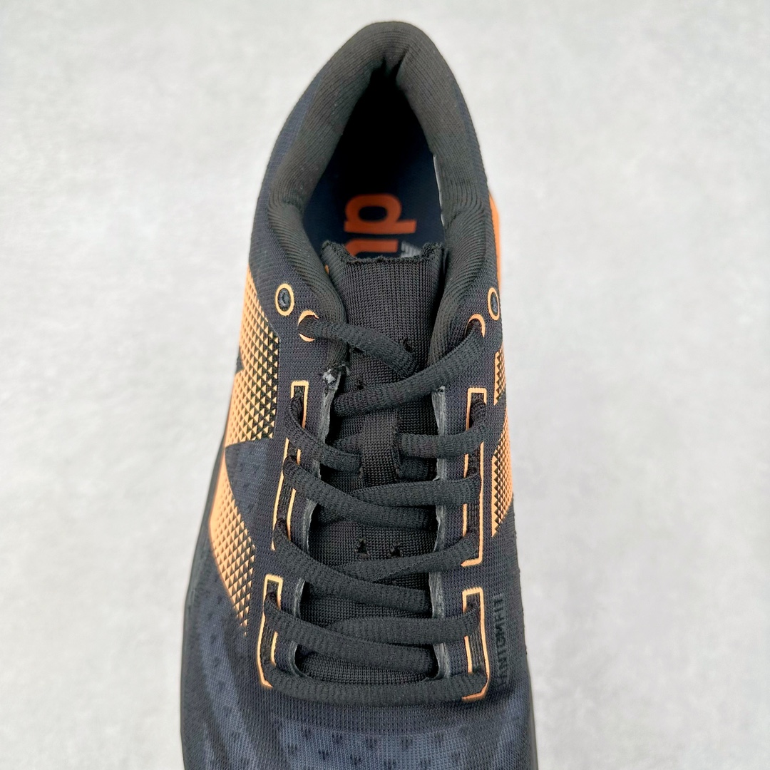图片[5]-NEW BALANCE Rebel FuelCell Rebel V4 SuperComp Elite 精英版内置碳板 舒适时尚织物减震耐磨低帮马拉松轻量化跑步鞋 NB新百伦于 2019 年夏天首次发布了 Rebel 在制鞋业仍在向强调能量回报的弹力泡沫转变的时候 Rebel 确实是一个叛逆者 快进到 2024 年 Rebel v4 承诺通过重新配制的中底化合物和更高的堆叠高度提供更轻、更有弹性的跑步体验 就像New Balance SC Elite v4一样 Rebel v4 提供了完全重新设计的中底化合物 最新的混合物将 New Balance 专有的 FuelCell 泡沫（TPU 和 EVA 的混合物）与 PEBA 泡沫相结合 带来更弹跳的跑步体验 PEBA是一种超轻 高性能的泡沫 通常出现在镀碳超级鞋中 New Balance Rebel v4、ASICS Novablast 4和Brooks Hyperion Max都是精力充沛的无电镀运动鞋 在速度锻炼和快节奏中大放异彩 这三款鞋都依靠它们的中底泡沫和轻微的摇杆形状来创造一种向前滚动的感觉 而且虽然这些鞋子在堆叠高度和重量方面各不相同 但它们提供了相似的软硬比例 有足够的流行力来加快步伐 尺码：36 37 37.5 38 38.5 39.5 40 40.5 41.5 42 42.5 43 44 45-选品中心